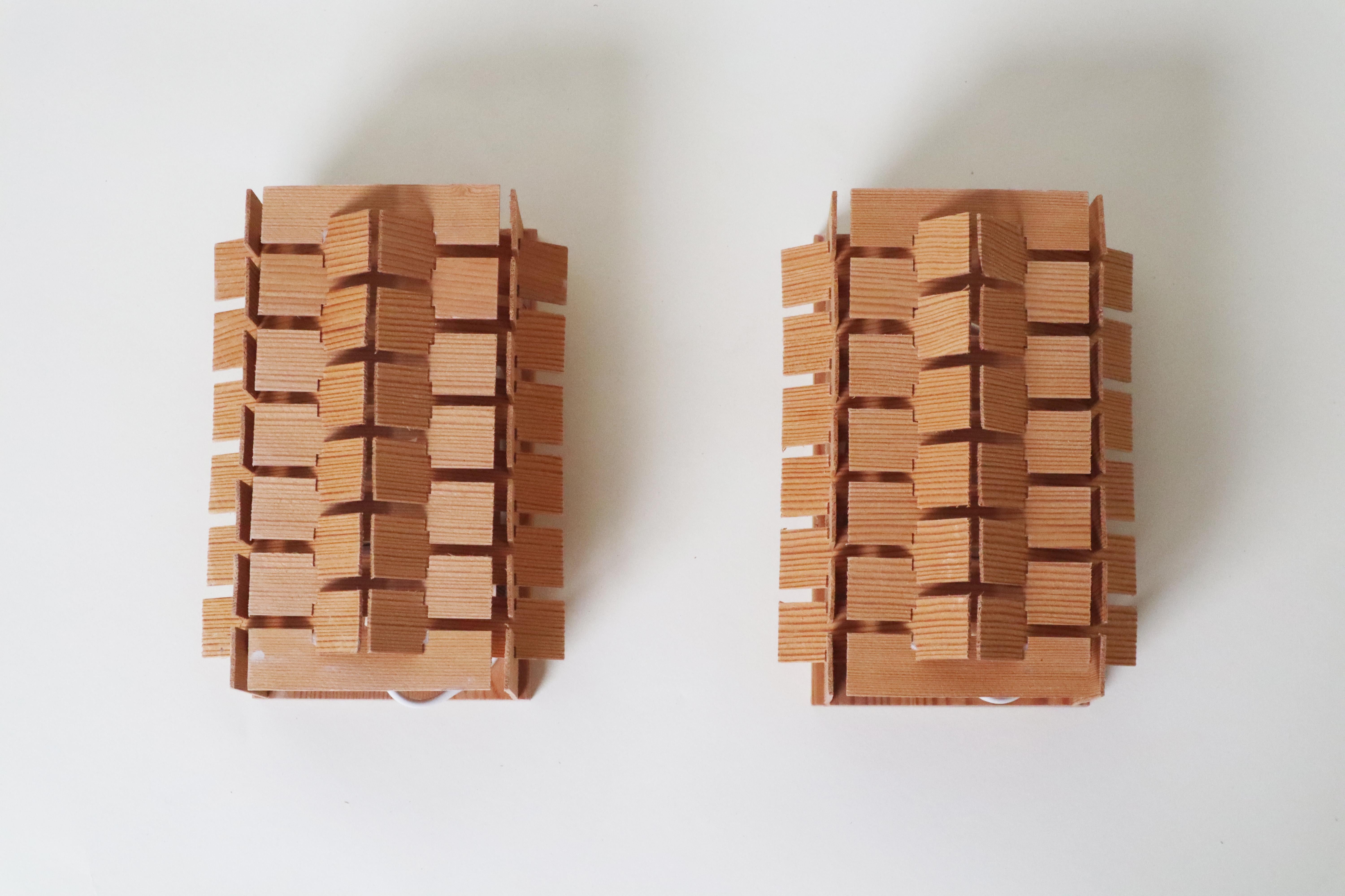 Cet ensemble de deux appliques, charmant et douillet, se distingue par son design simple et minimaliste. Le magnifique pin suédois a acquis une teinte merveilleusement naturelle et chaude au fil du temps. L'artisanat de ces deux lampes est précis et