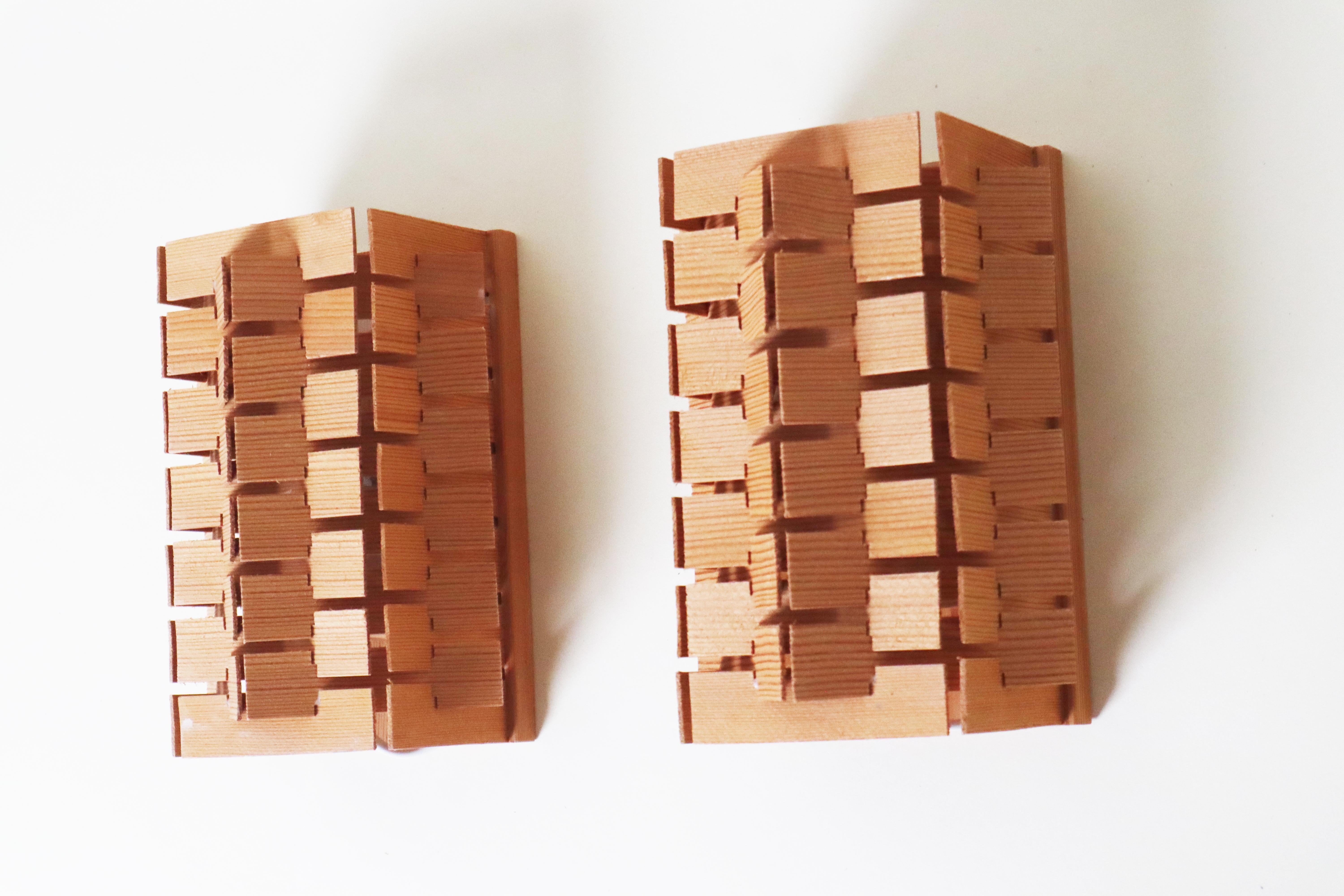 Pin Ensemble d'appliques en pin suédois des années 1970 en vente