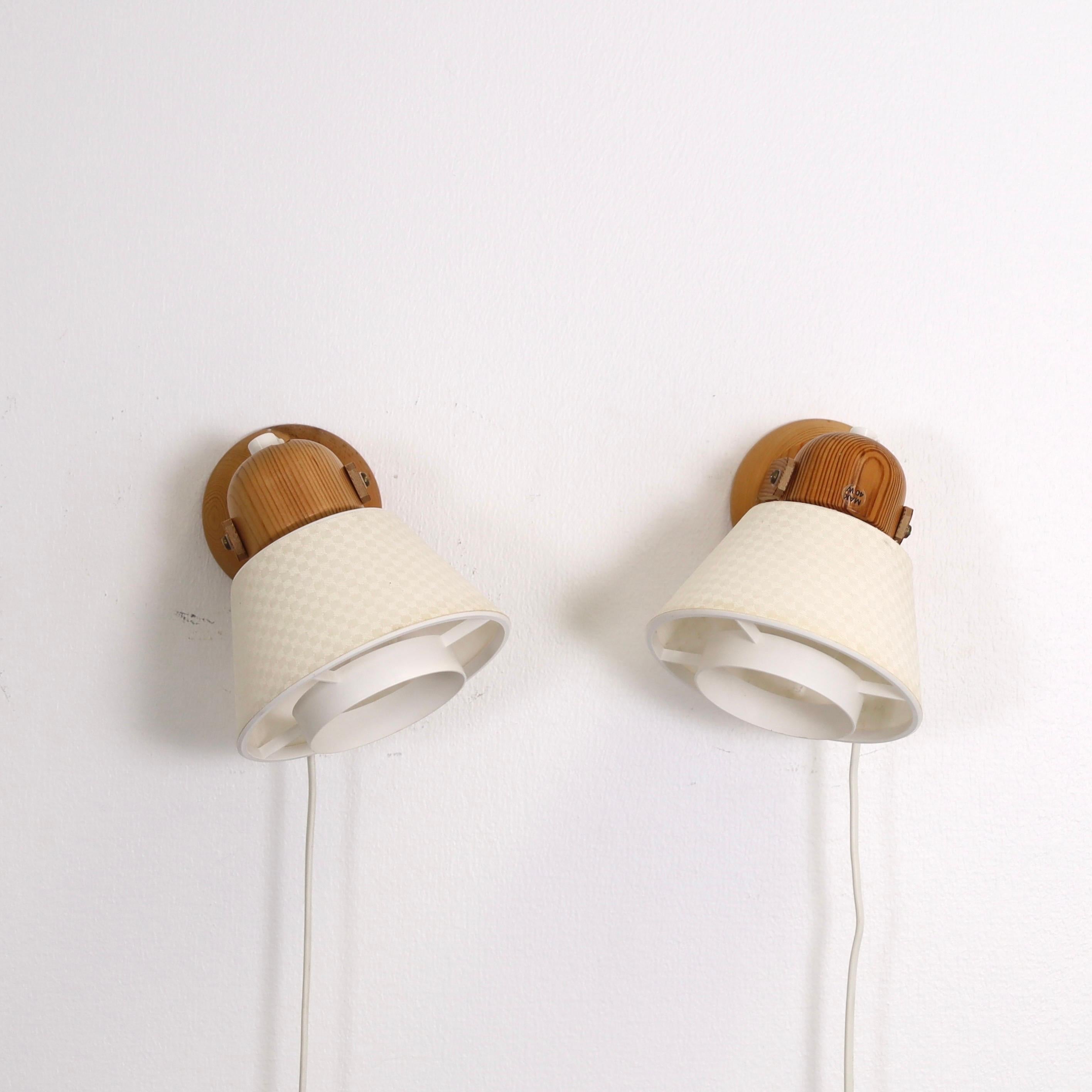 Set of Swedish Pine Wood bed lamps by Solbackens Svarveri, Sweden, 1970s In Good Condition For Sale In Værløse, DK