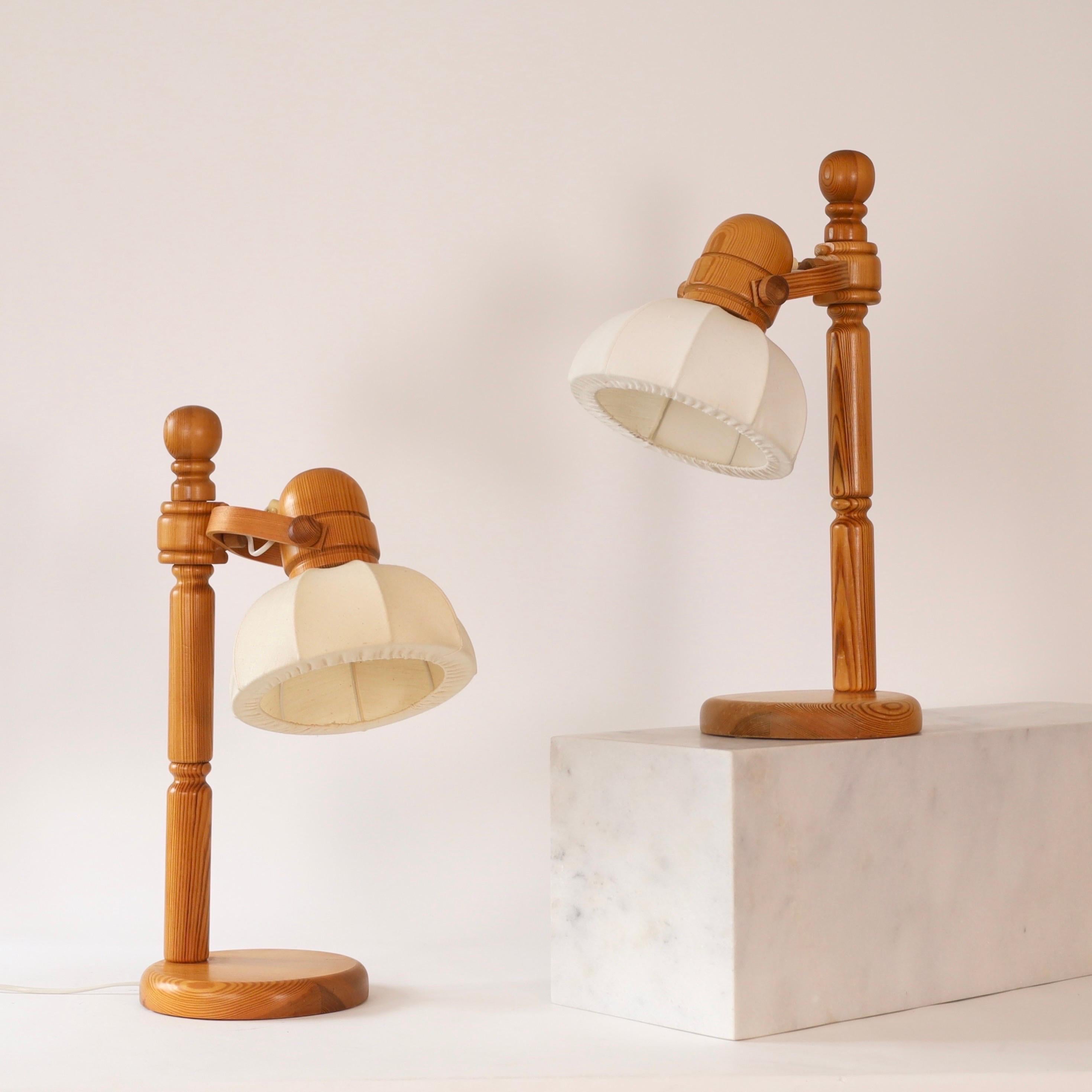 Conjunto de importantes lámparas de escritorio modernas suecas de madera de pino, fabricadas por Markslöjd en la década de 1970. Un toque escandinavo para una casa preciosa.

* Un par (2) de lámparas de sobremesa de madera de pino con pantallas de