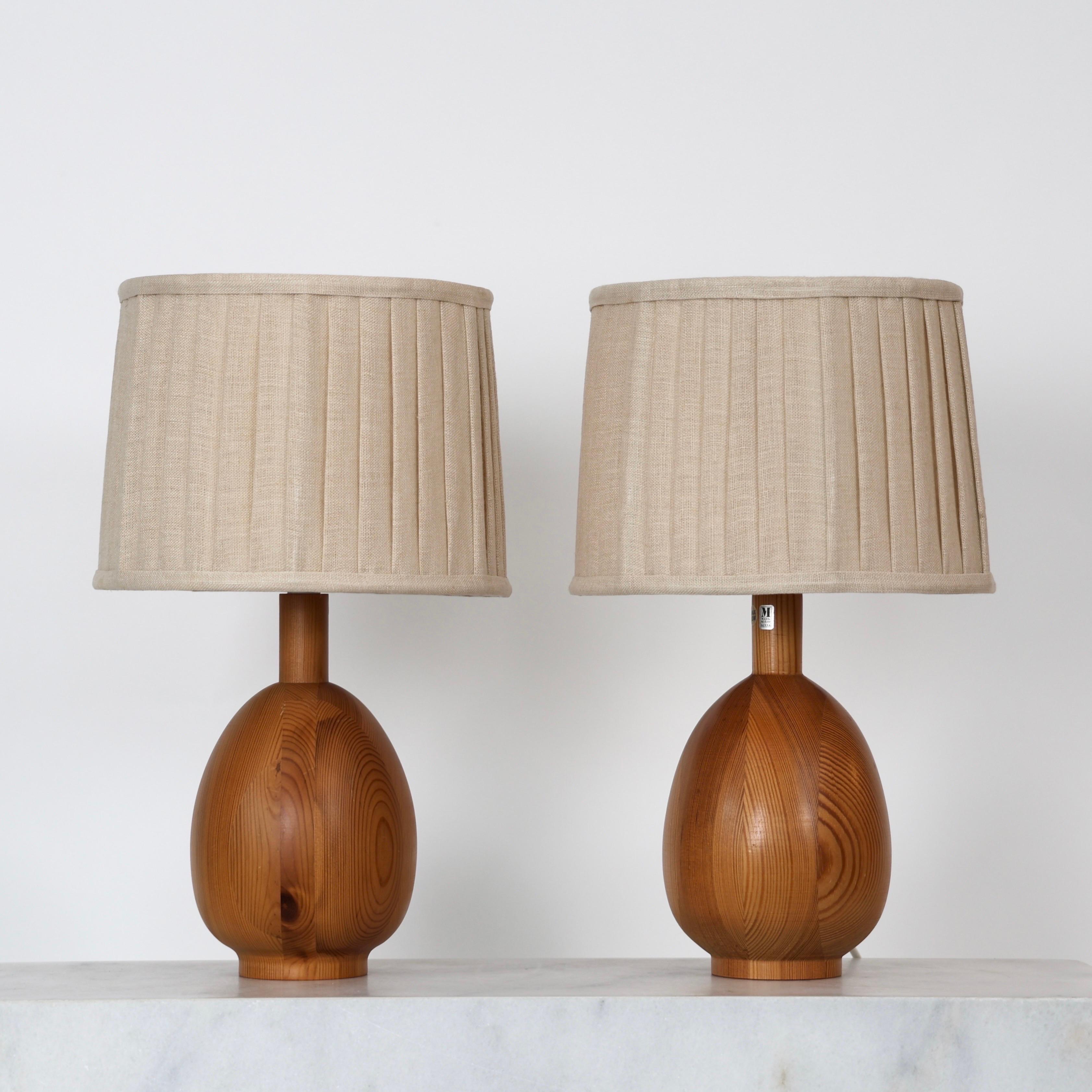 Ensemble de lampes de table modernes suédoises en bois de pin fabriquées par Markslöjd vers 1980. Un beau duo pour un bel endroit.

* Paire (2) de lampes de table en bois de pin avec abat-jour en tissu beige.
* Fabricant : Markslöjd, Suède
* Style :