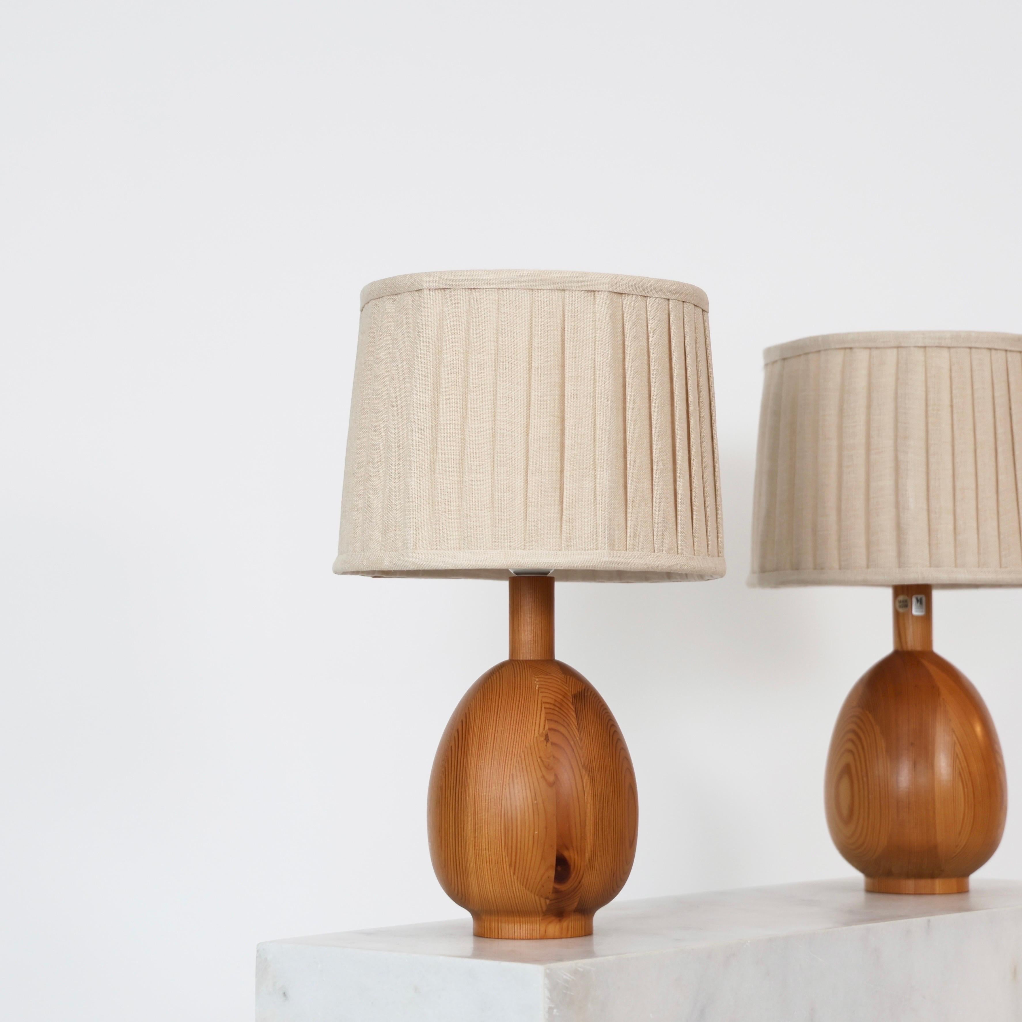 Suédois Ensemble de lampes de table en bois de pin suédois par Markslöjd, Suède, années 1980 en vente