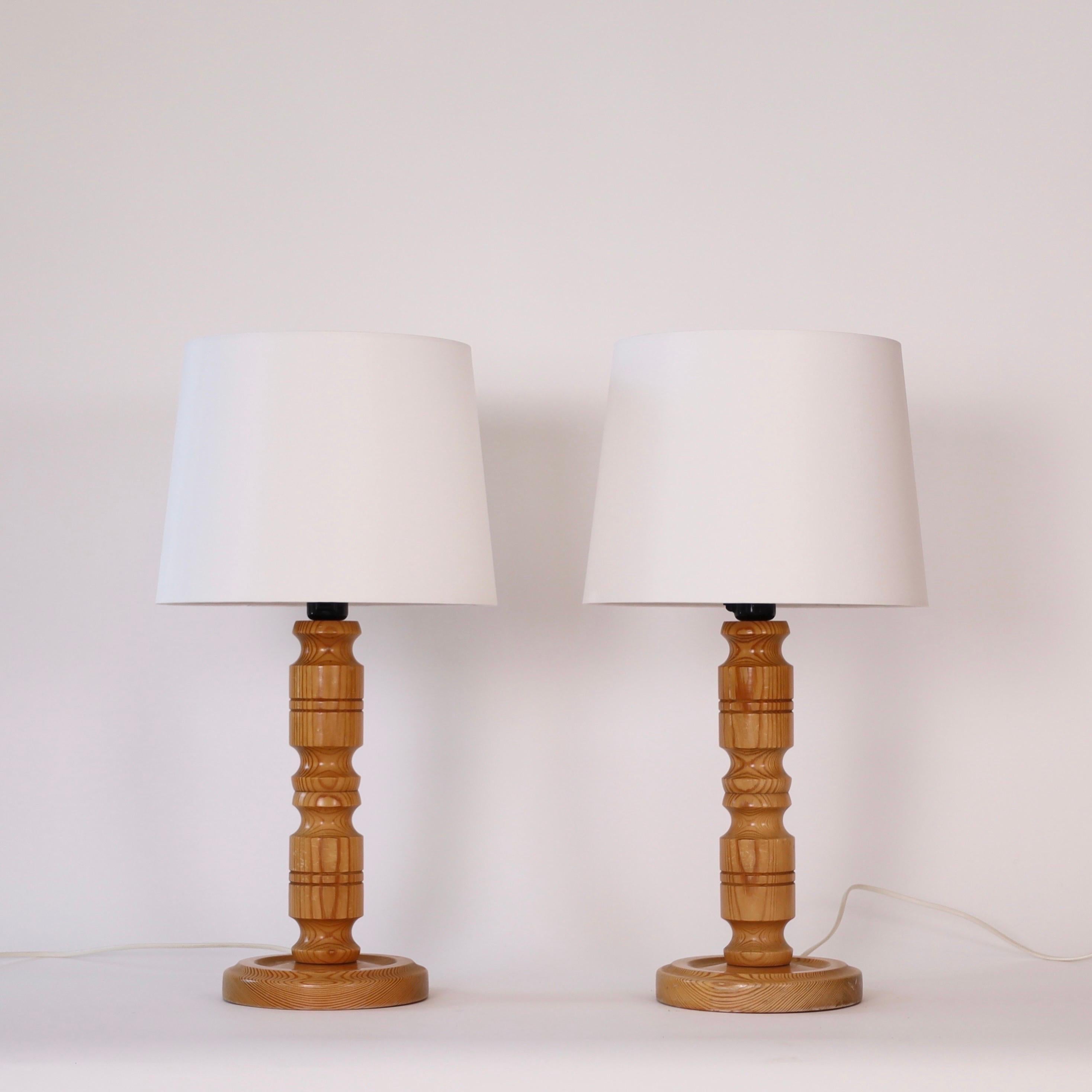 Ensemble de lampes de table suédoises en bois de pin, Suède État moyen - En vente à Værløse, DK