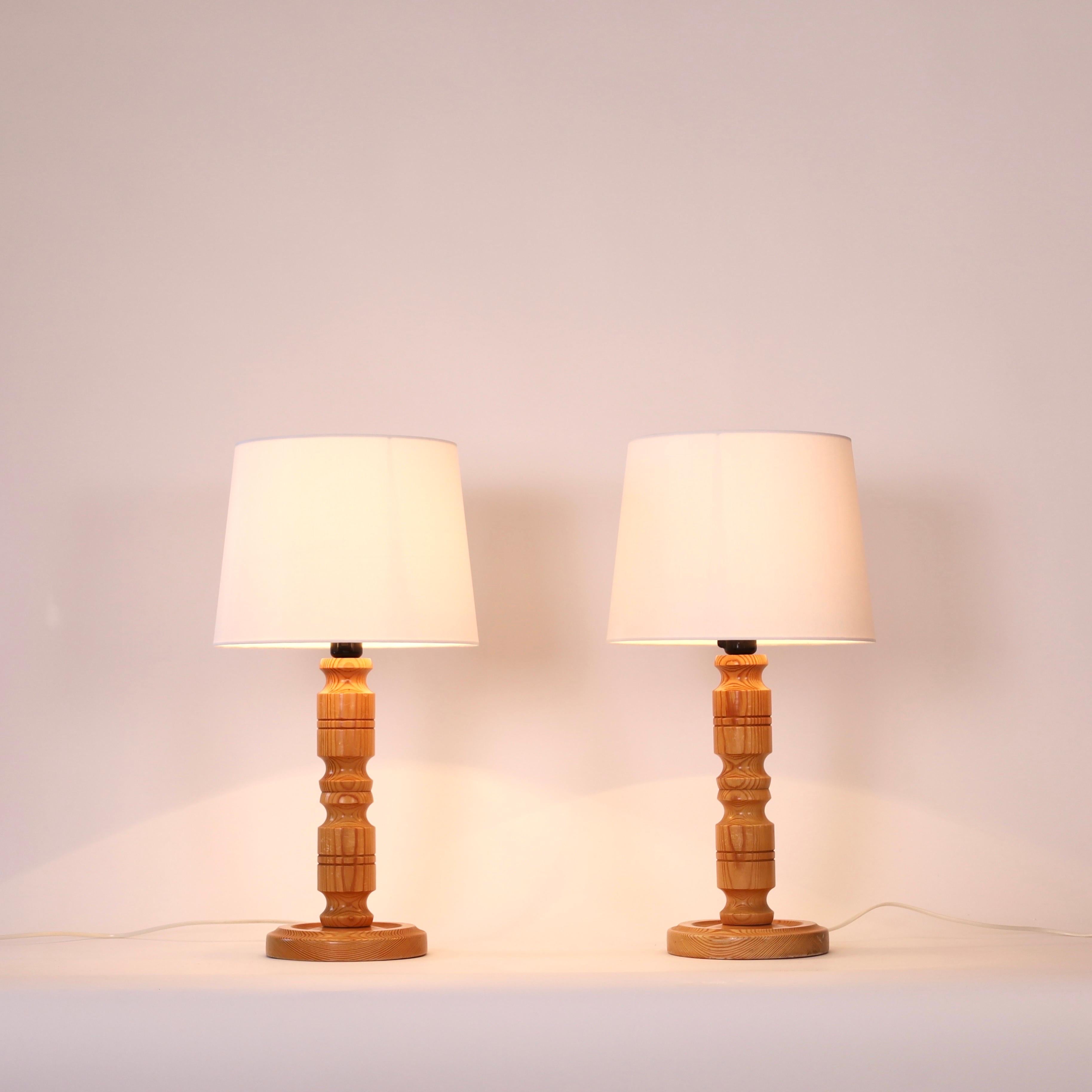 Fin du 20e siècle Ensemble de lampes de table suédoises en bois de pin, Suède en vente