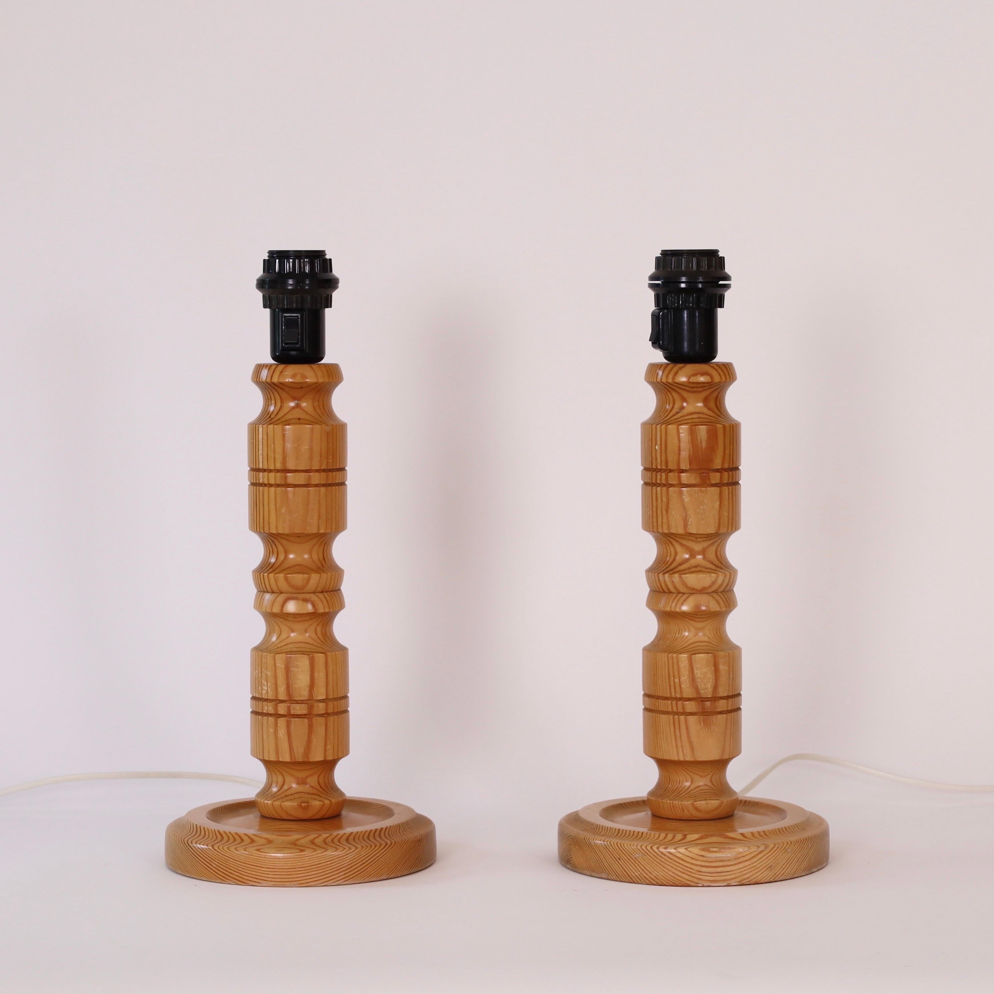 Tissu Ensemble de lampes de table suédoises en bois de pin, Suède en vente