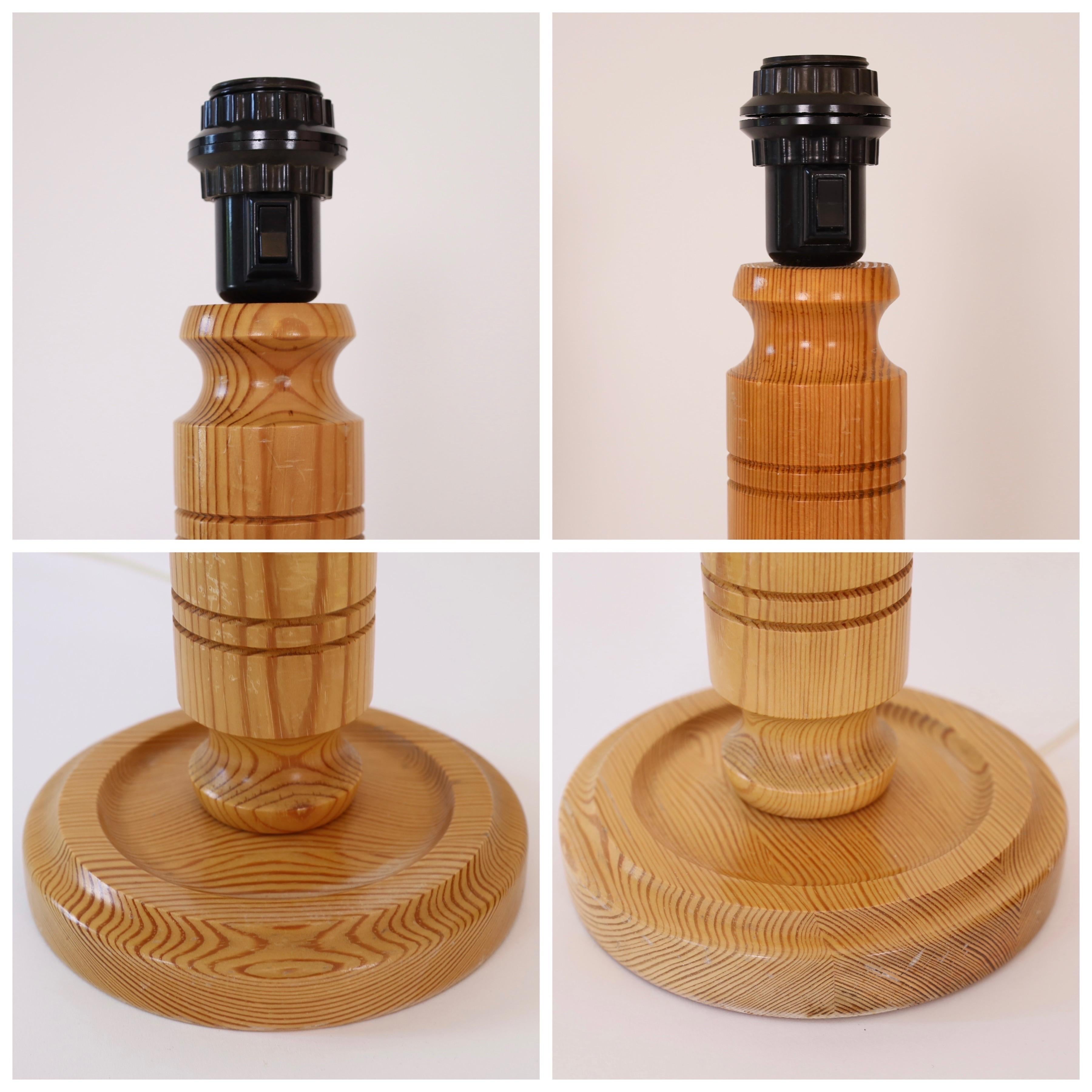 Ensemble de lampes de table suédoises en bois de pin, Suède en vente 1
