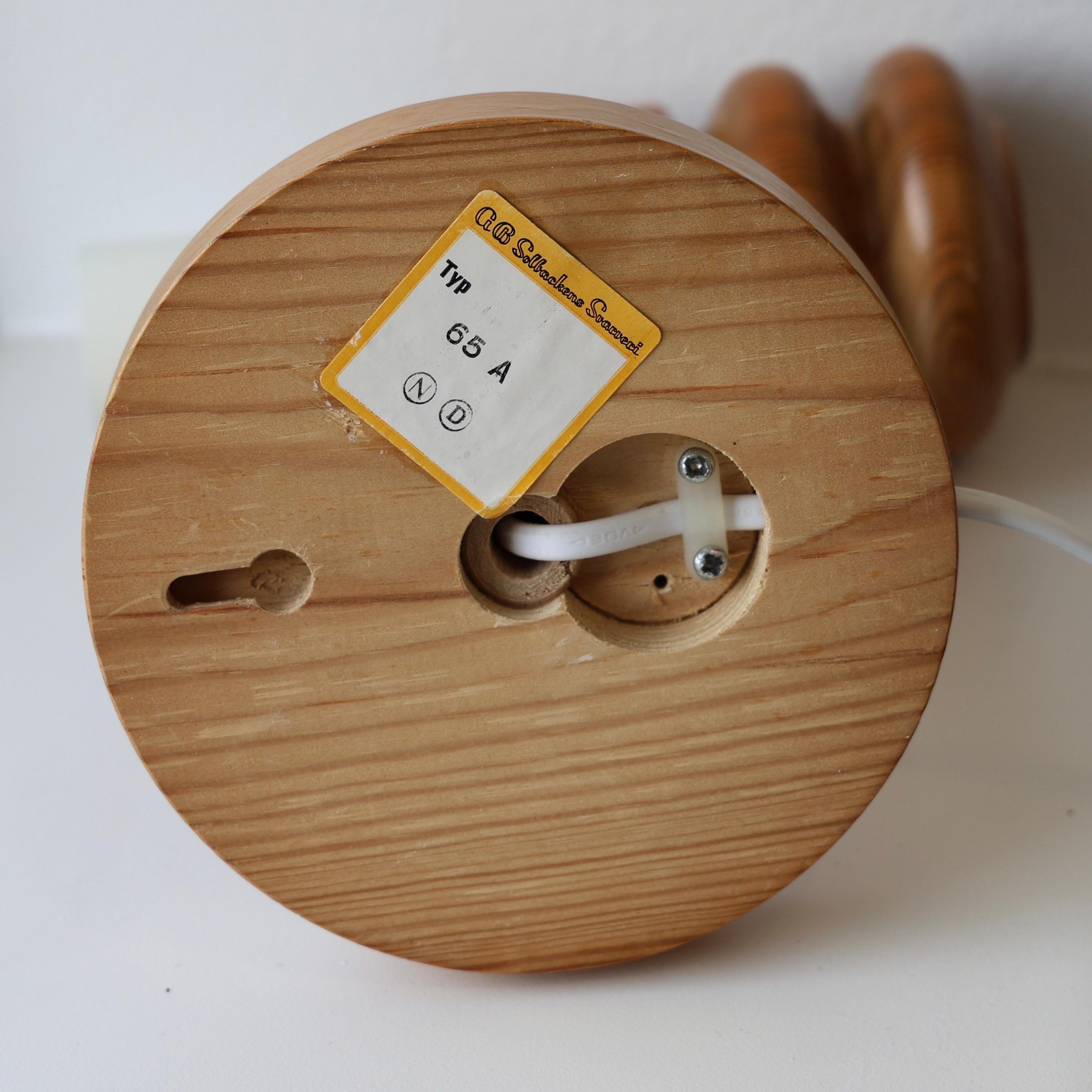 Juego de lámparas de pared suecas de madera de pino de Solbackens Svarveri, Suecia, años 70 en venta 3