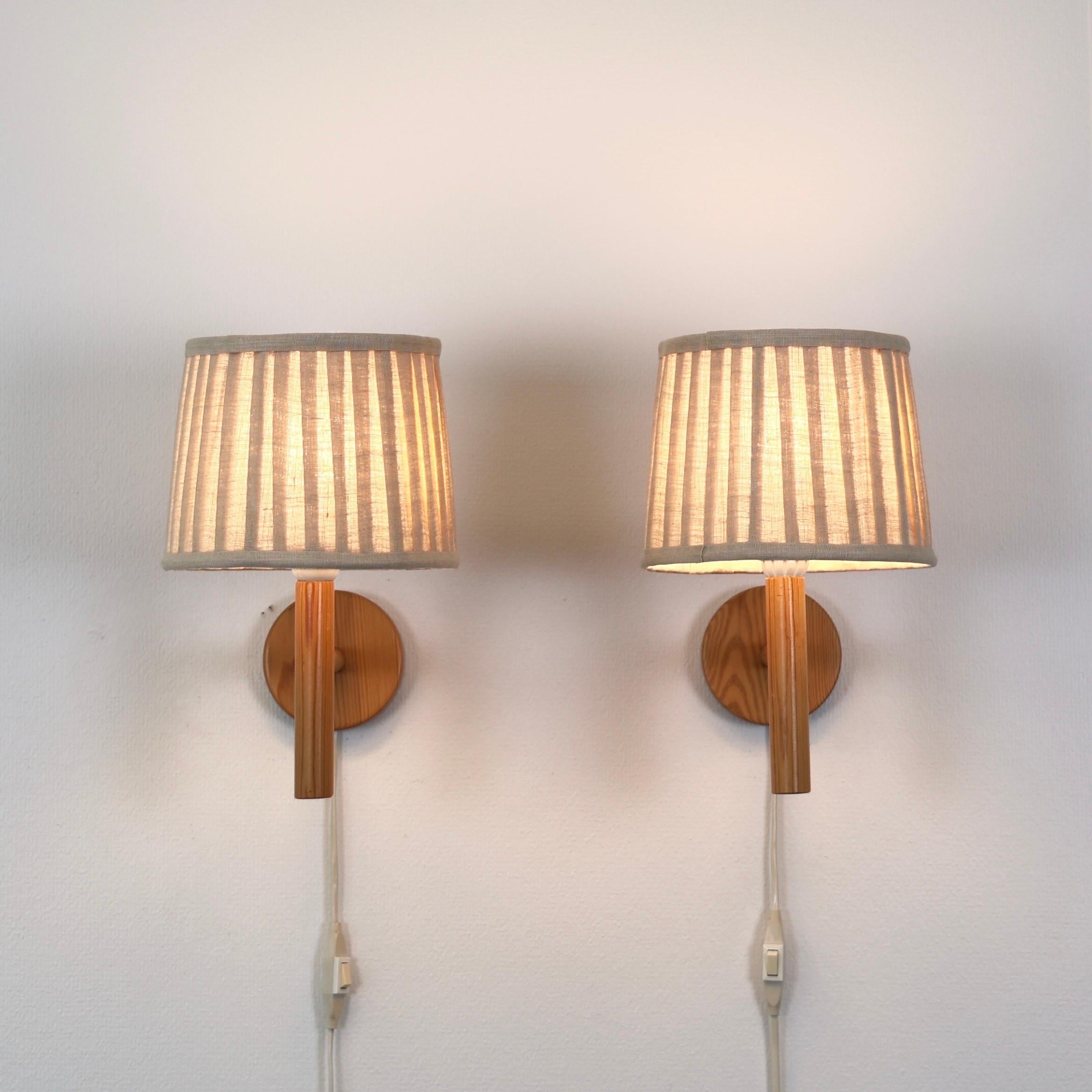 Set schwedischer Wandleuchten aus Kiefernholz von Solbackens Svarveri, Schweden, 1970er Jahre im Zustand „Relativ gut“ in Værløse, DK