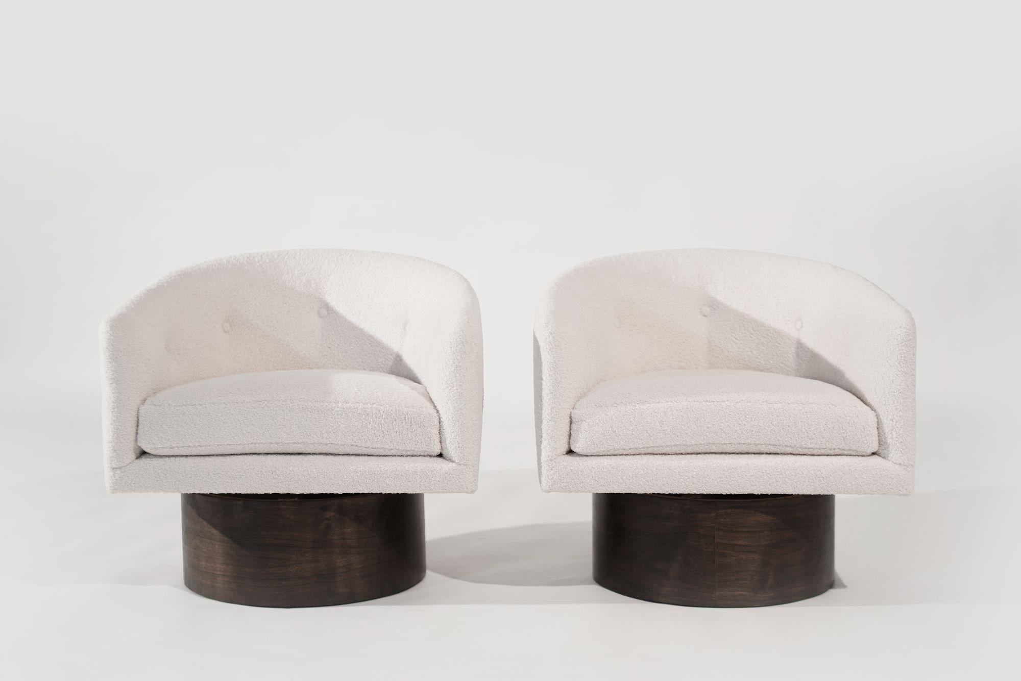Uno splendido set di sedie girevoli vintage di Milo Baughman per Thayer Coggin, anni '70 circa. Queste sedie sono state completamente restaurate e rivestite in un lussuoso bouclé bianco sporco, che si integra perfettamente con gli eleganti supporti