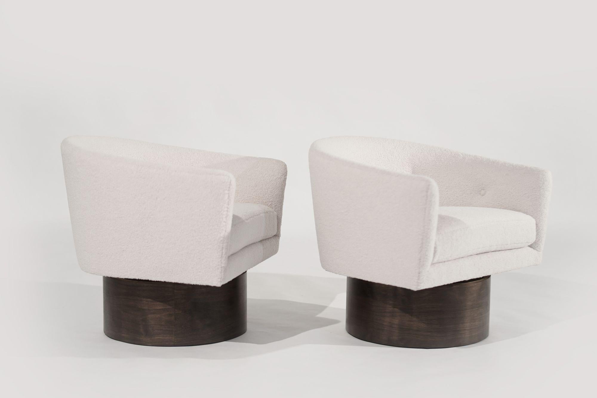 Mid-Century moderno Set di sedie girevoli su supporti in noce di Milo Baughman, C.C. anni '70 in vendita