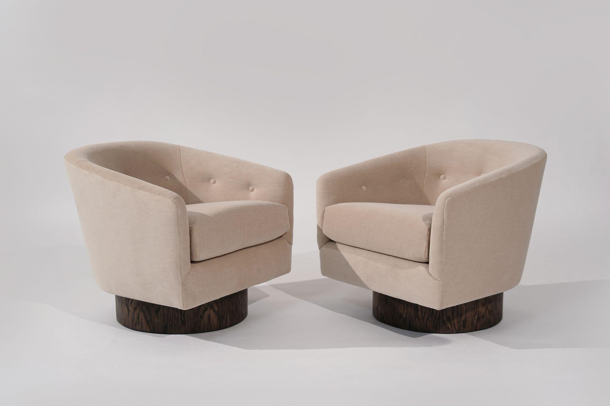 Élevez votre espace avec cet ensemble de chaises pivotantes Milo Baughman des années 1970. Entièrement restaurées et retapissées en mohair naturel, ces chaises respirent le luxe. La base en chêne ajoute une touche de chaleur et de sophistication.