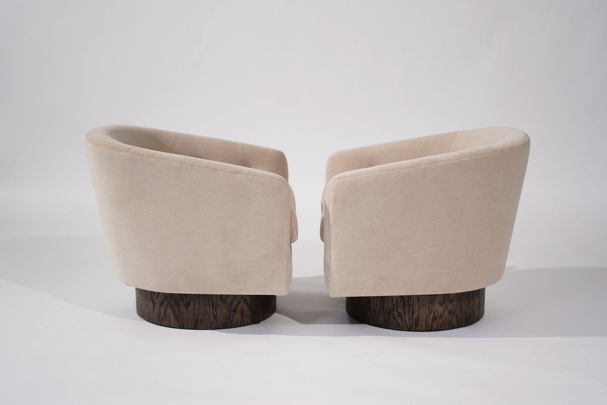 Mid-Century Modern Set of Swivel Chairs in Natural Mohair, Milo Baughman, C. 1970s For Sale