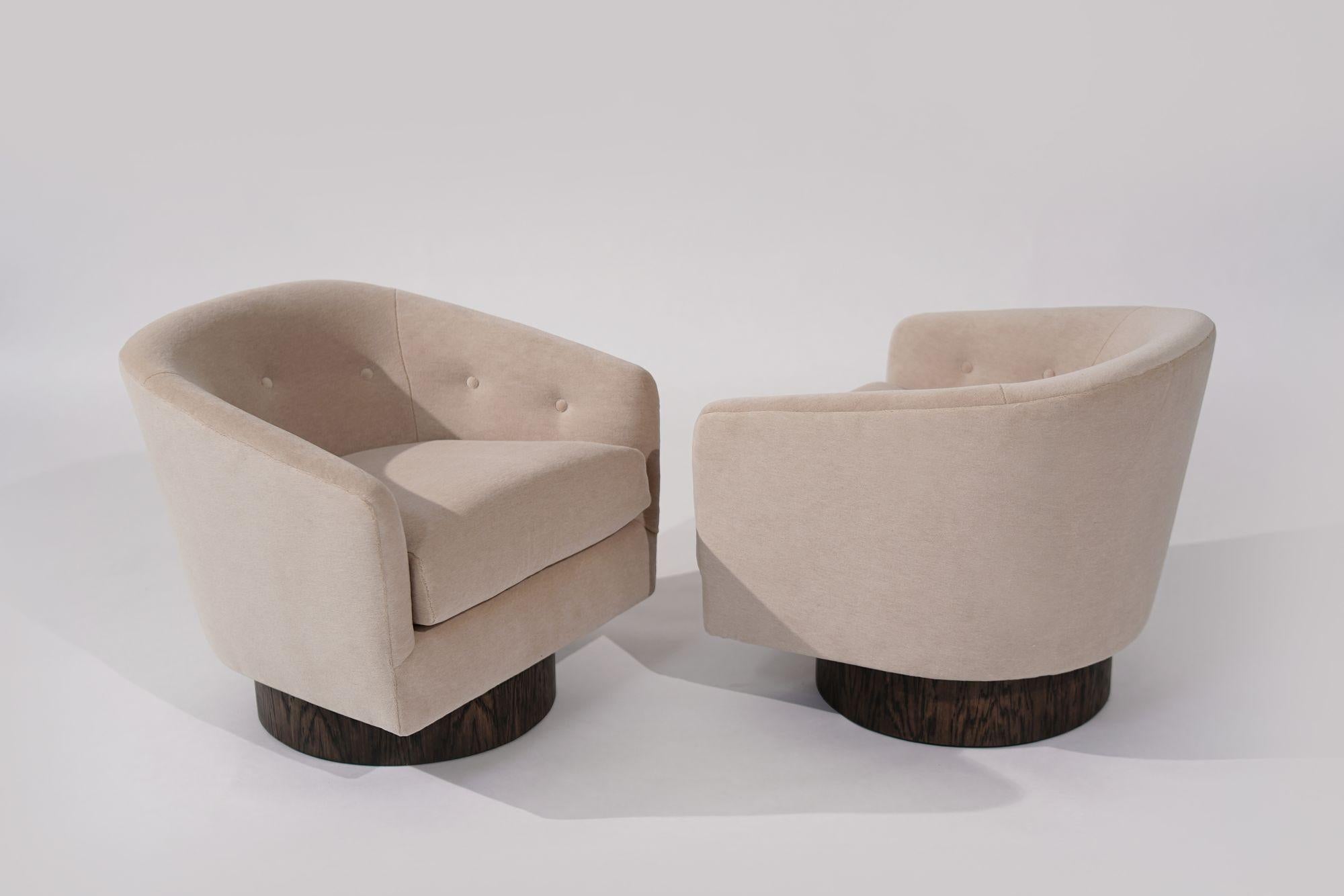 American Set of Swivel Chairs in Natural Mohair, Milo Baughman, C. 1970s For Sale