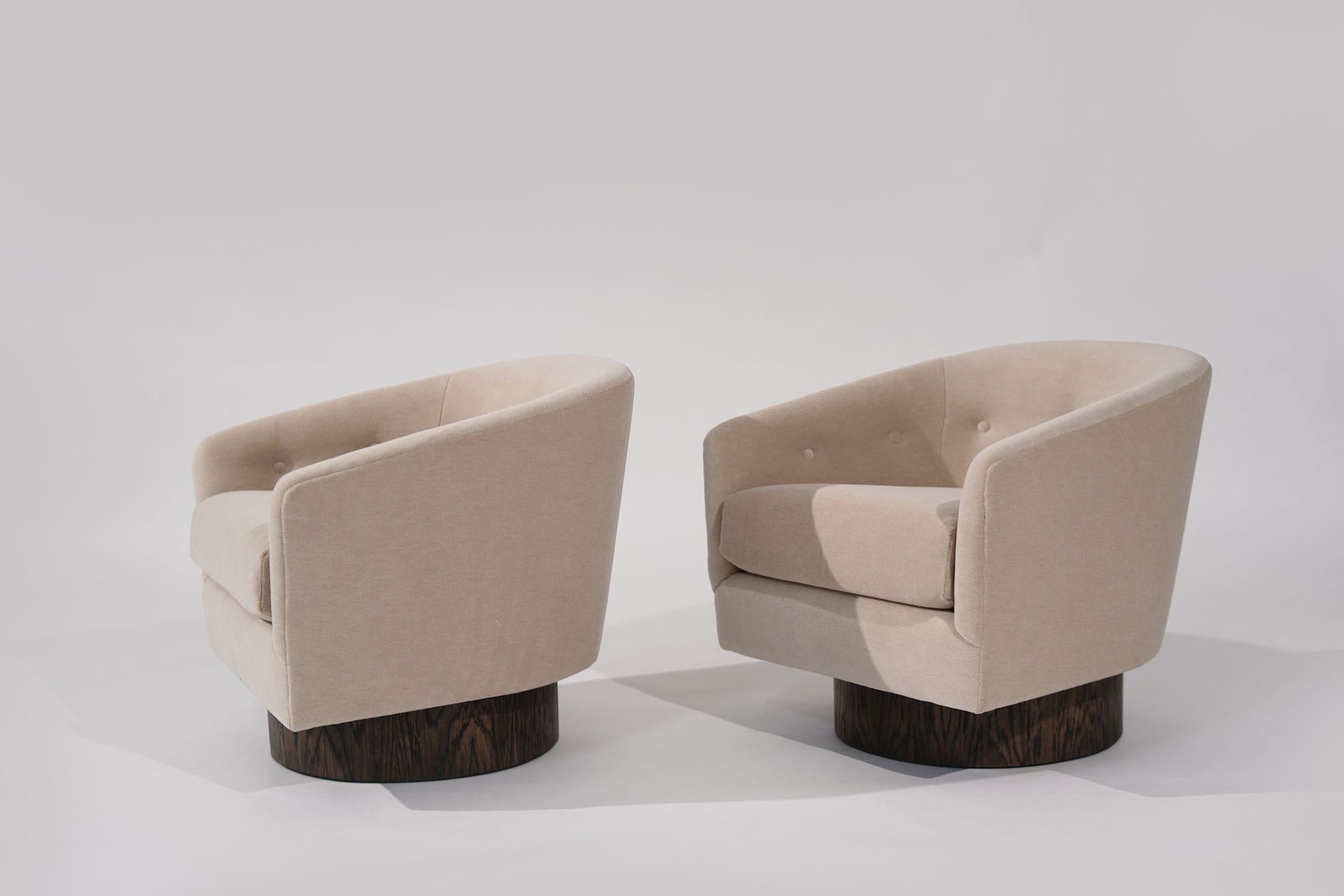 20ième siècle Ensemble de chaises pivotantes en mohair naturel, Milo Baughman, vers 1970 en vente
