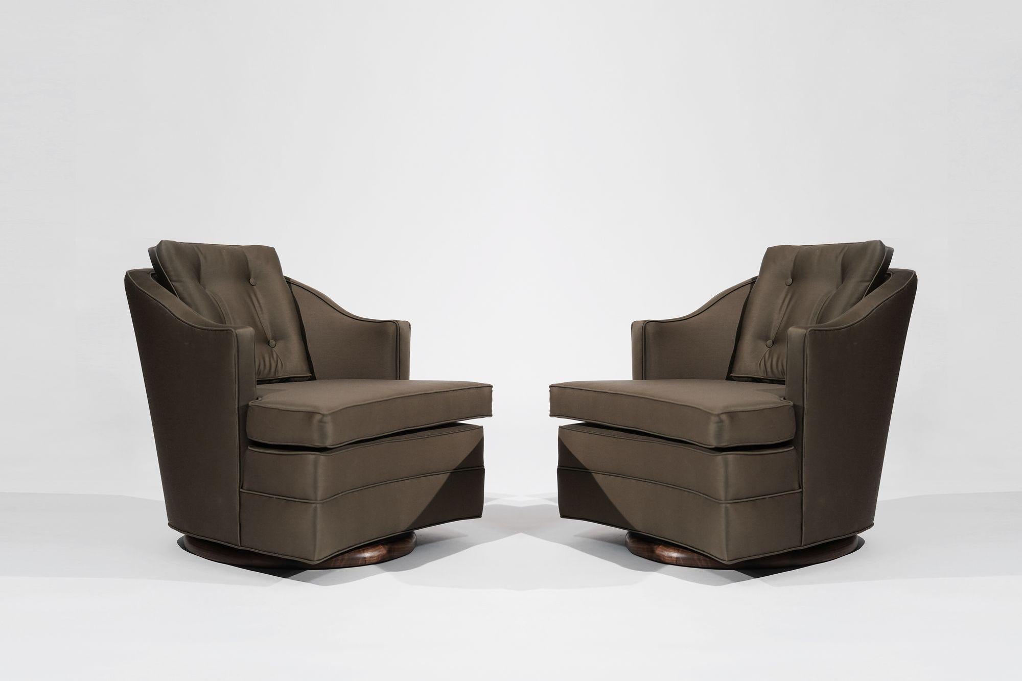 Ein zeitloses Duo von Vintage-Drehstühlen, inspiriert durch den ikonischen Stil von Edward Wormley für Dunbar. Diese Stühle, die sorgfältig restauriert wurden, strahlen Eleganz und Raffinesse der Jahrhundertmitte aus. Die Stühle sind mit luxuriöser