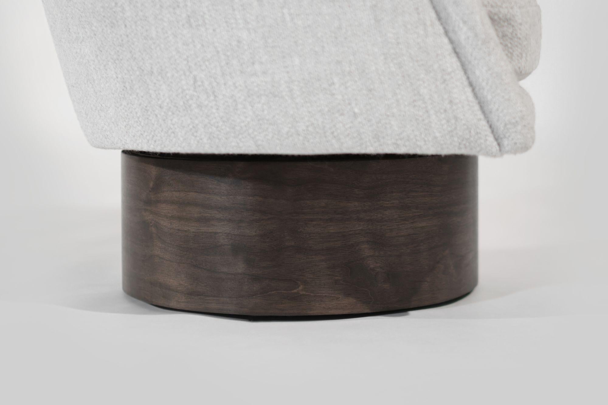 Ensemble de fauteuils pivotants sur supports en noyer par Leon Rosen, C. 1970 en vente 3