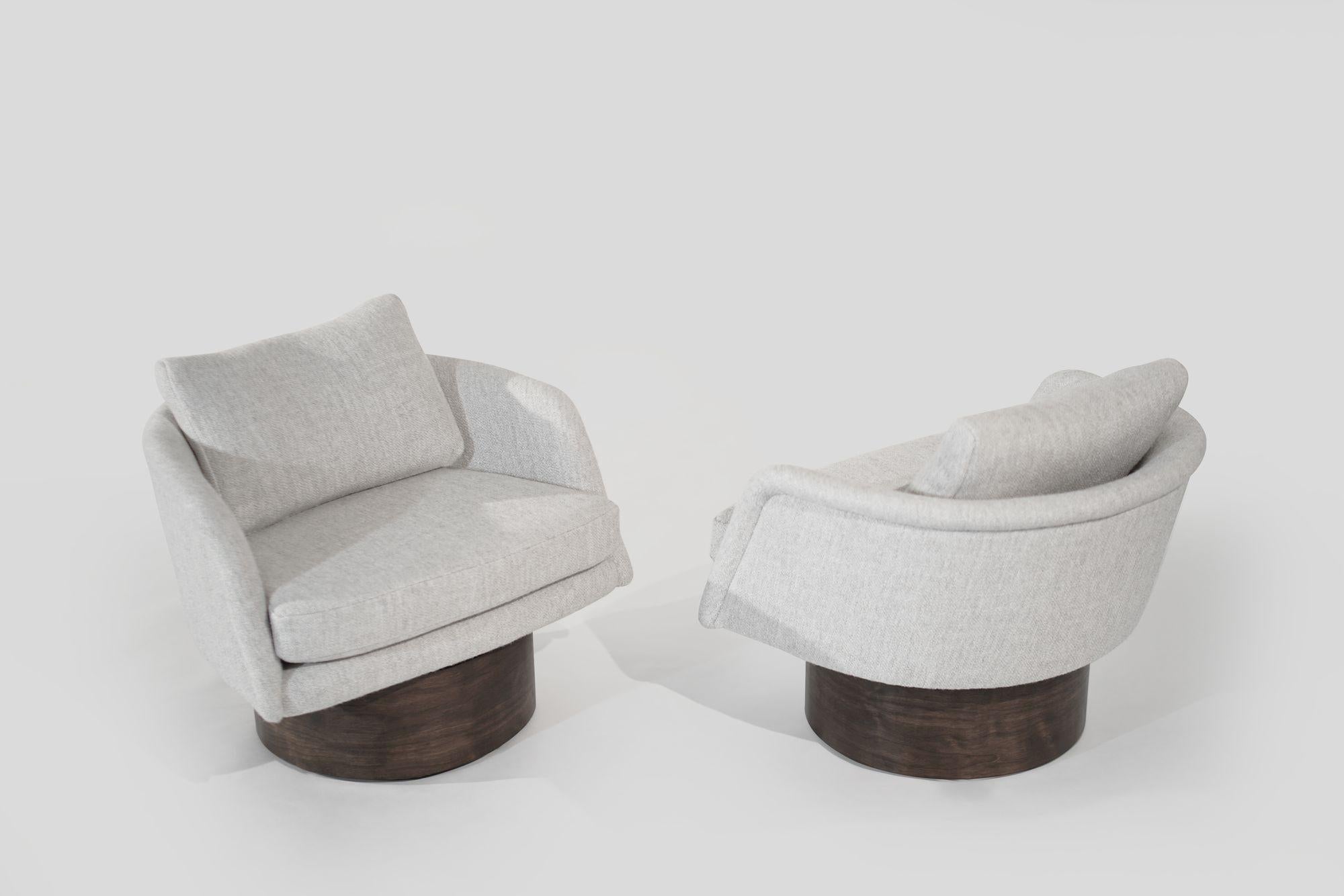 Mid-Century Modern Ensemble de fauteuils pivotants sur supports en noyer par Leon Rosen, C. 1970 en vente