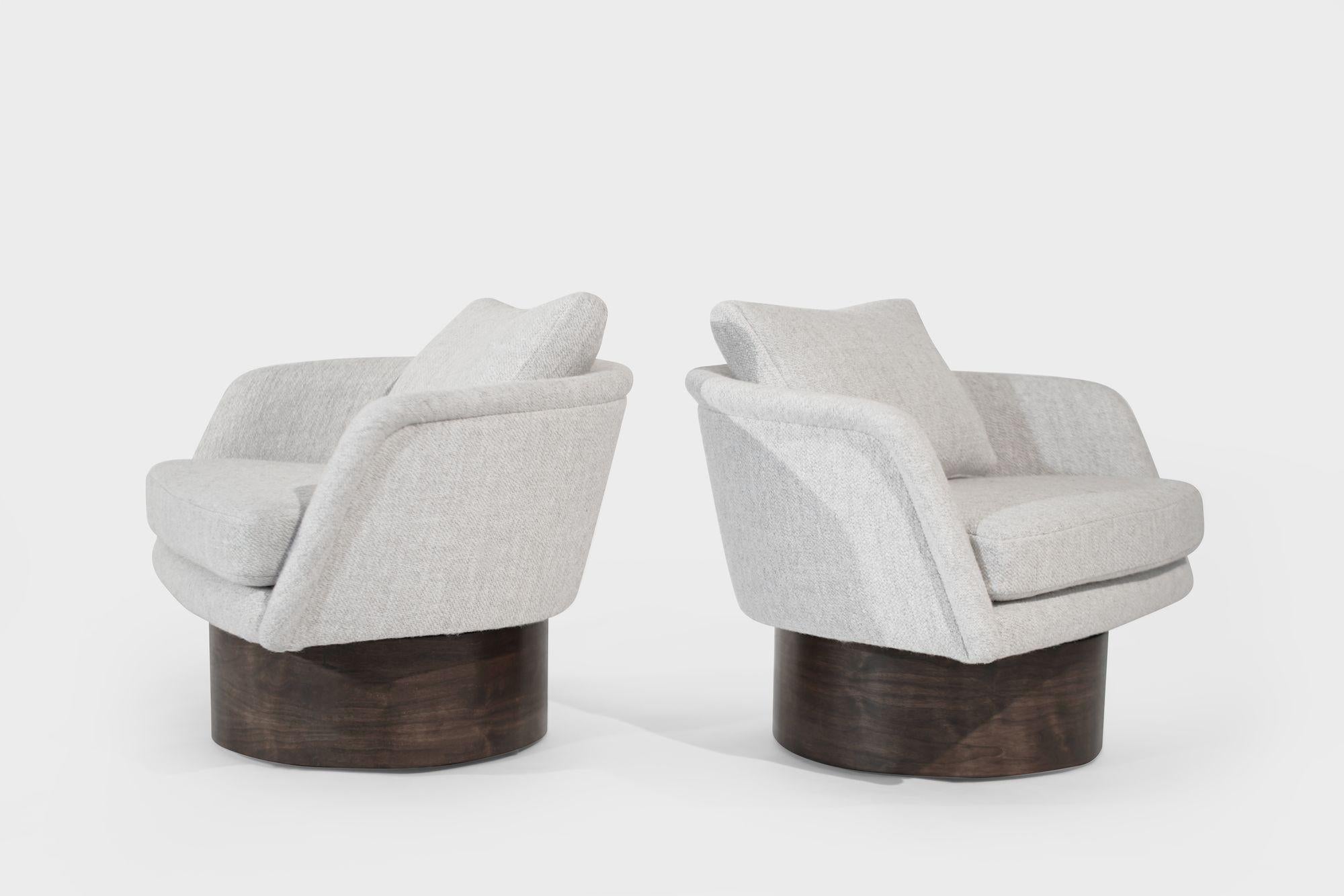 Américain Ensemble de fauteuils pivotants sur supports en noyer par Leon Rosen, C. 1970 en vente