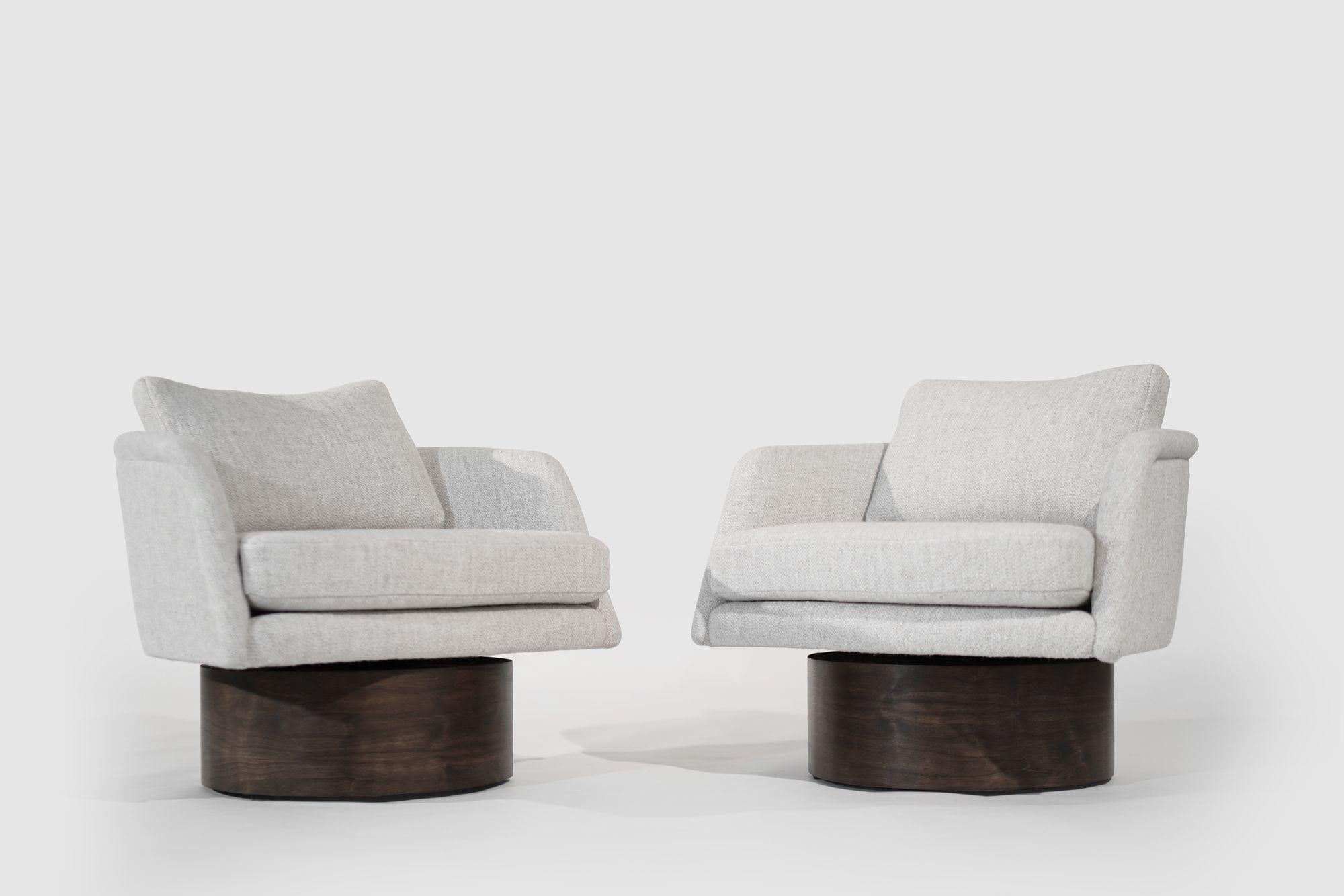 20ième siècle Ensemble de fauteuils pivotants sur supports en noyer par Leon Rosen, C. 1970 en vente