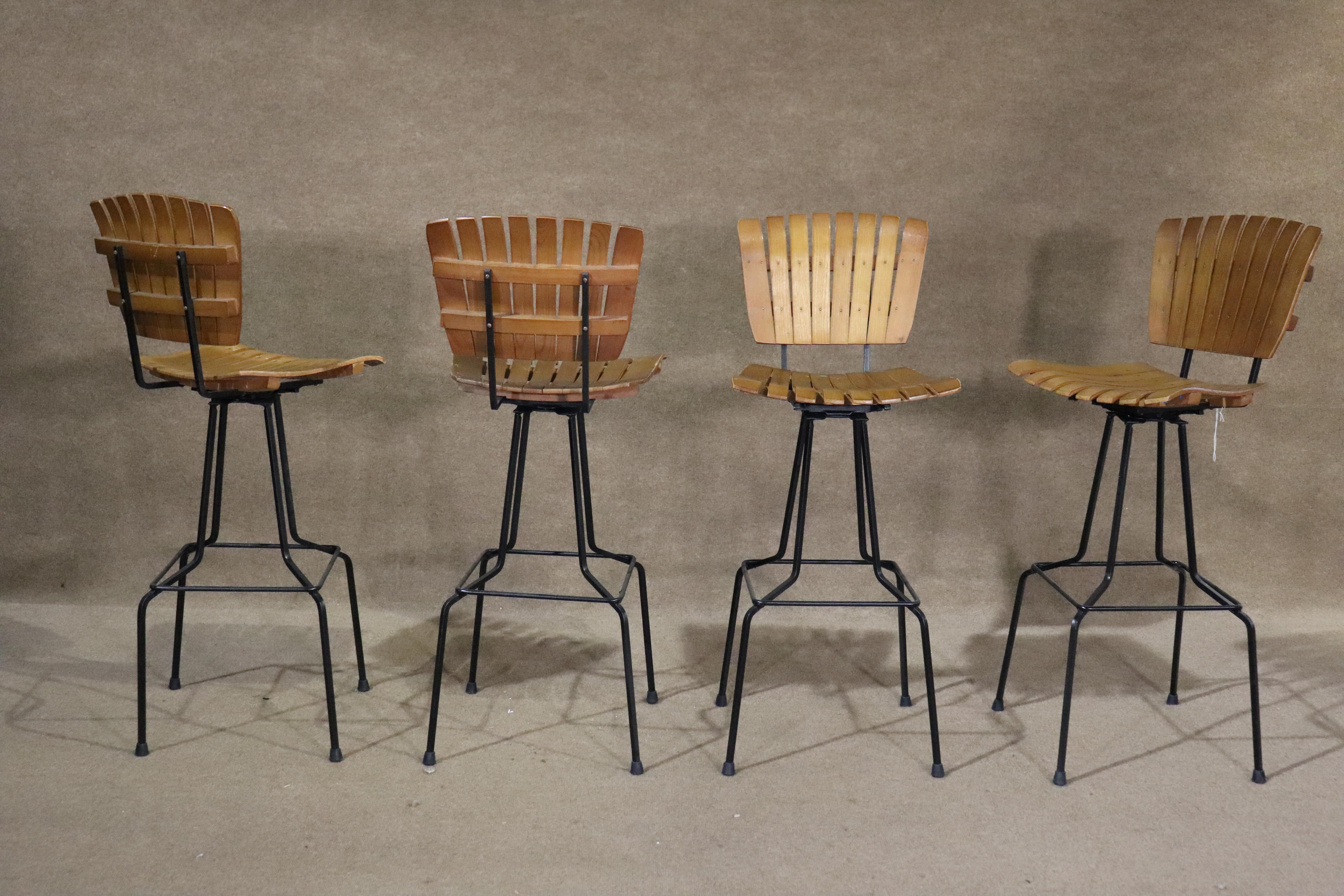Ensemble de tabourets pivotants en bois à lattes en vente 4