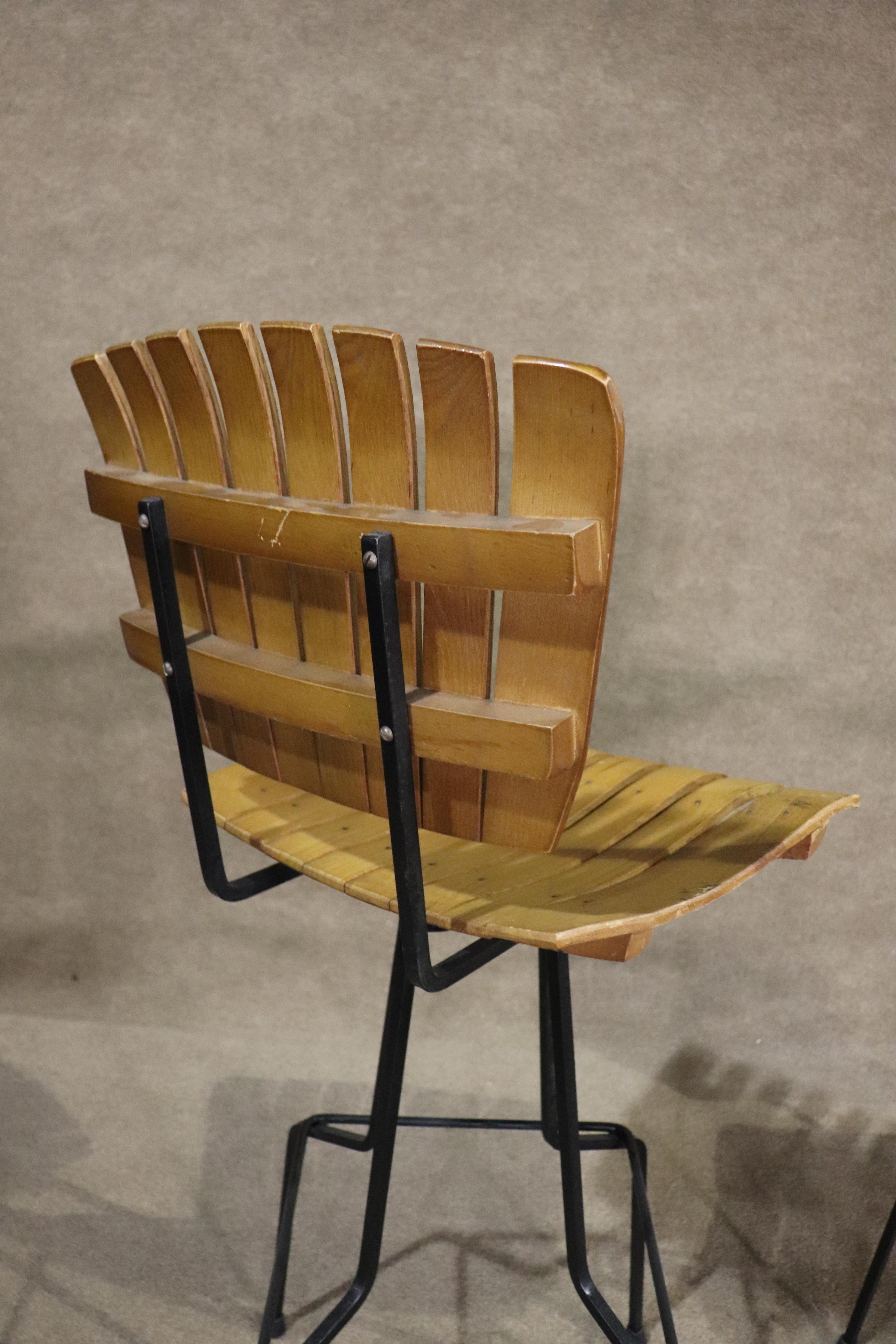 Ensemble de tabourets pivotants en bois à lattes en vente 5
