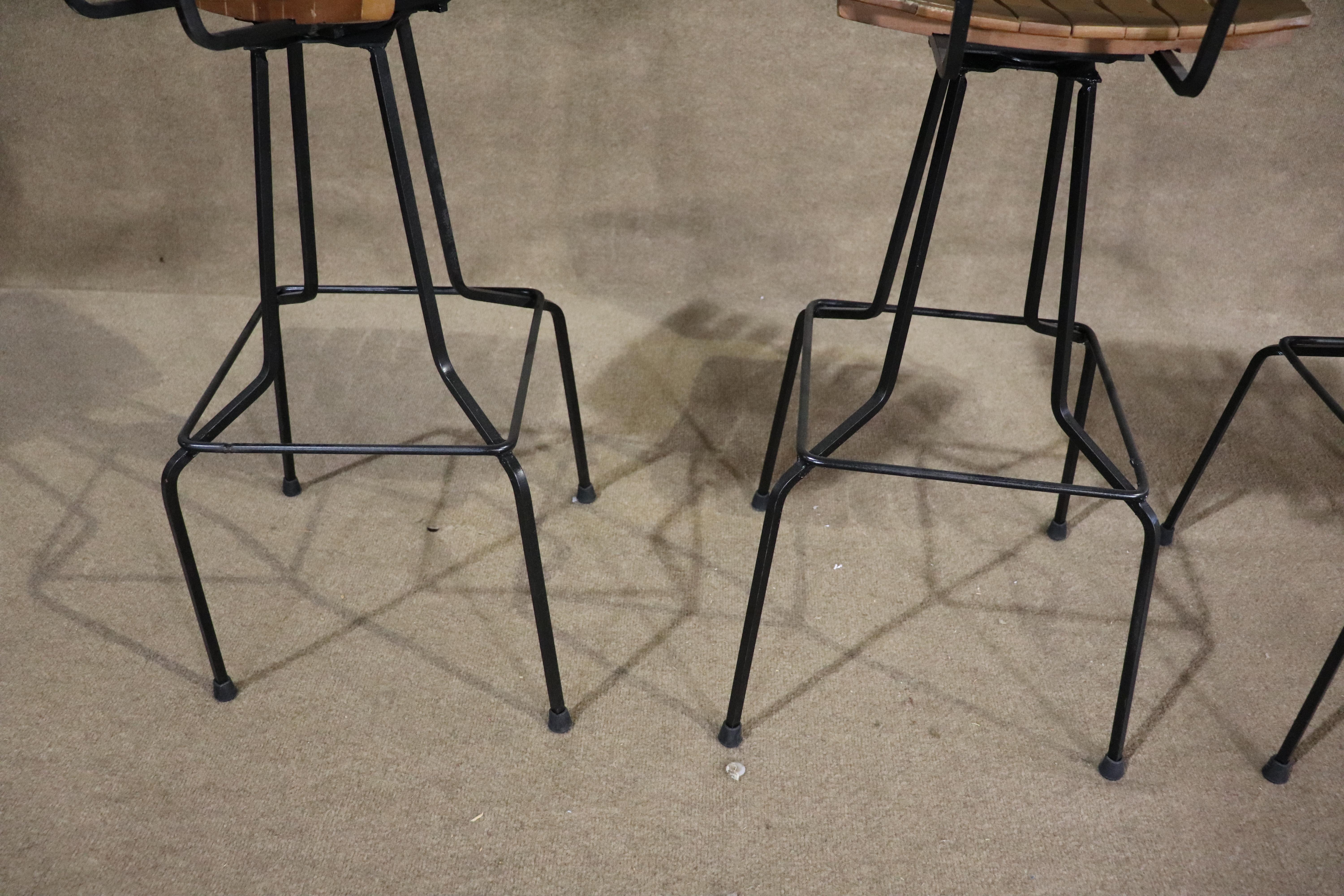 Ensemble de tabourets pivotants en bois à lattes en vente 6