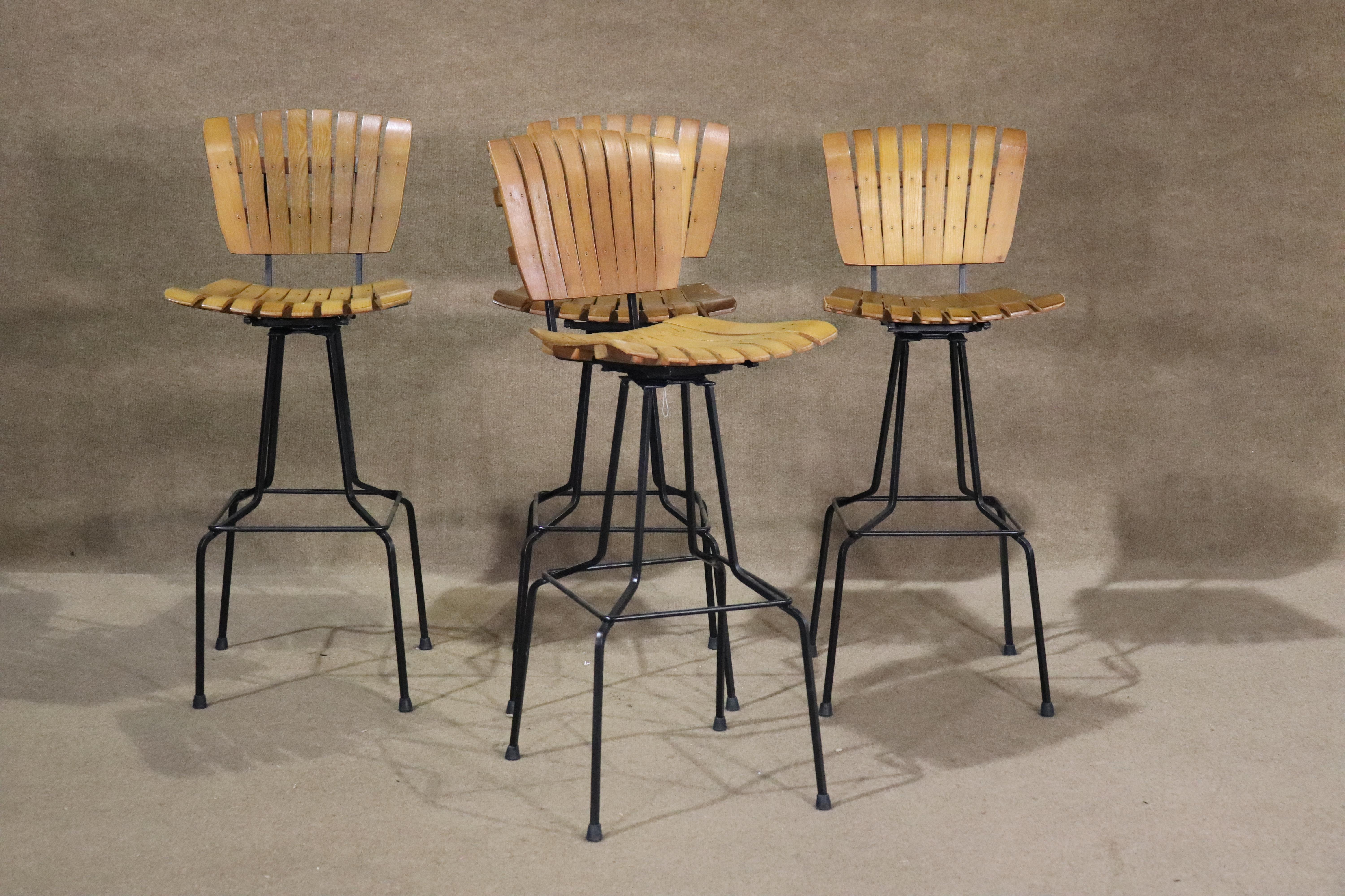 Ensemble de quatre tabourets pivotants en fer de style moderne du milieu du siècle, avec assise et dossier en lattes de bois. Idéal pour un usage intérieur et extérieur. 
Veuillez confirmer le lieu NY ou NJ