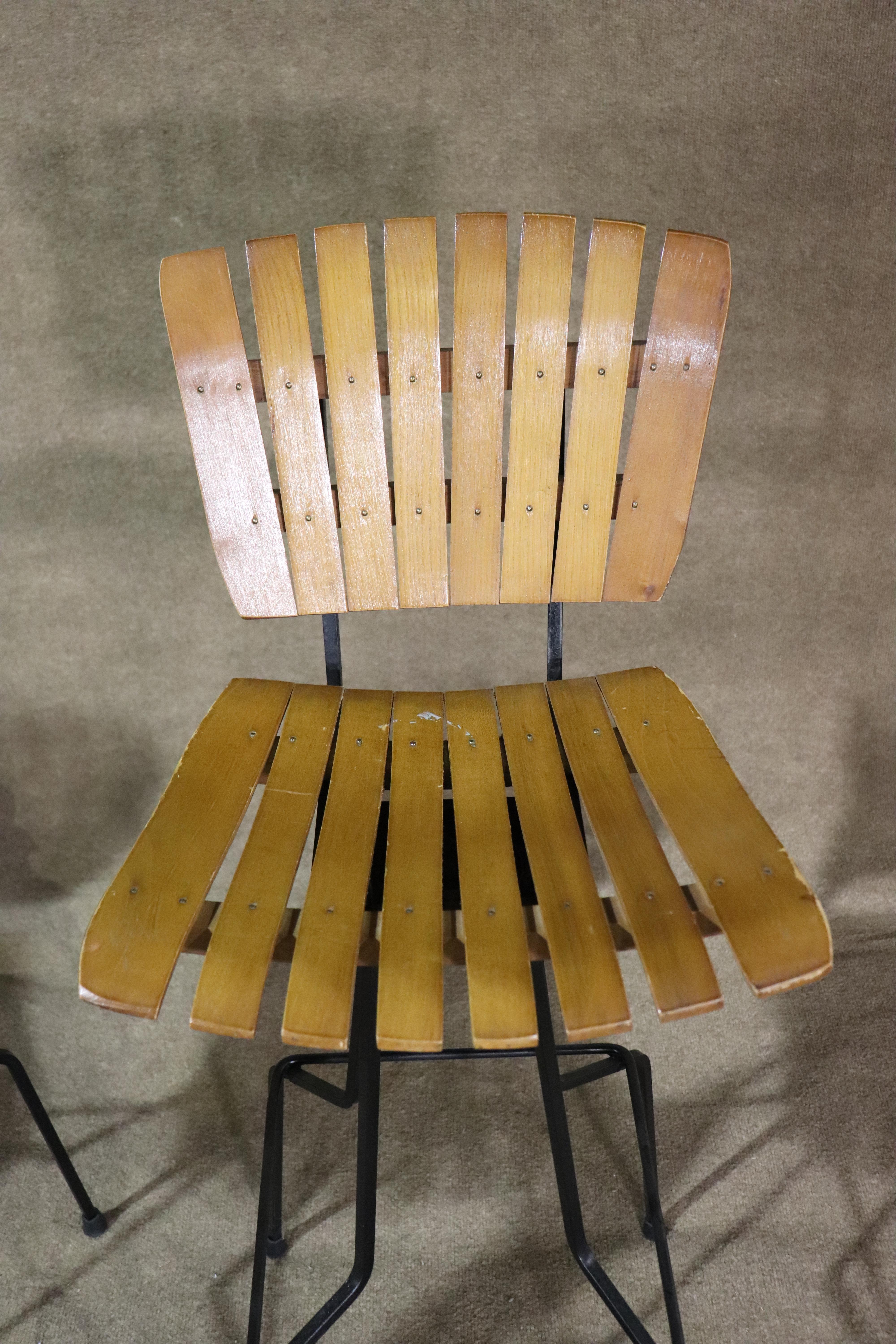 Mid-Century Modern Ensemble de tabourets pivotants en bois à lattes en vente