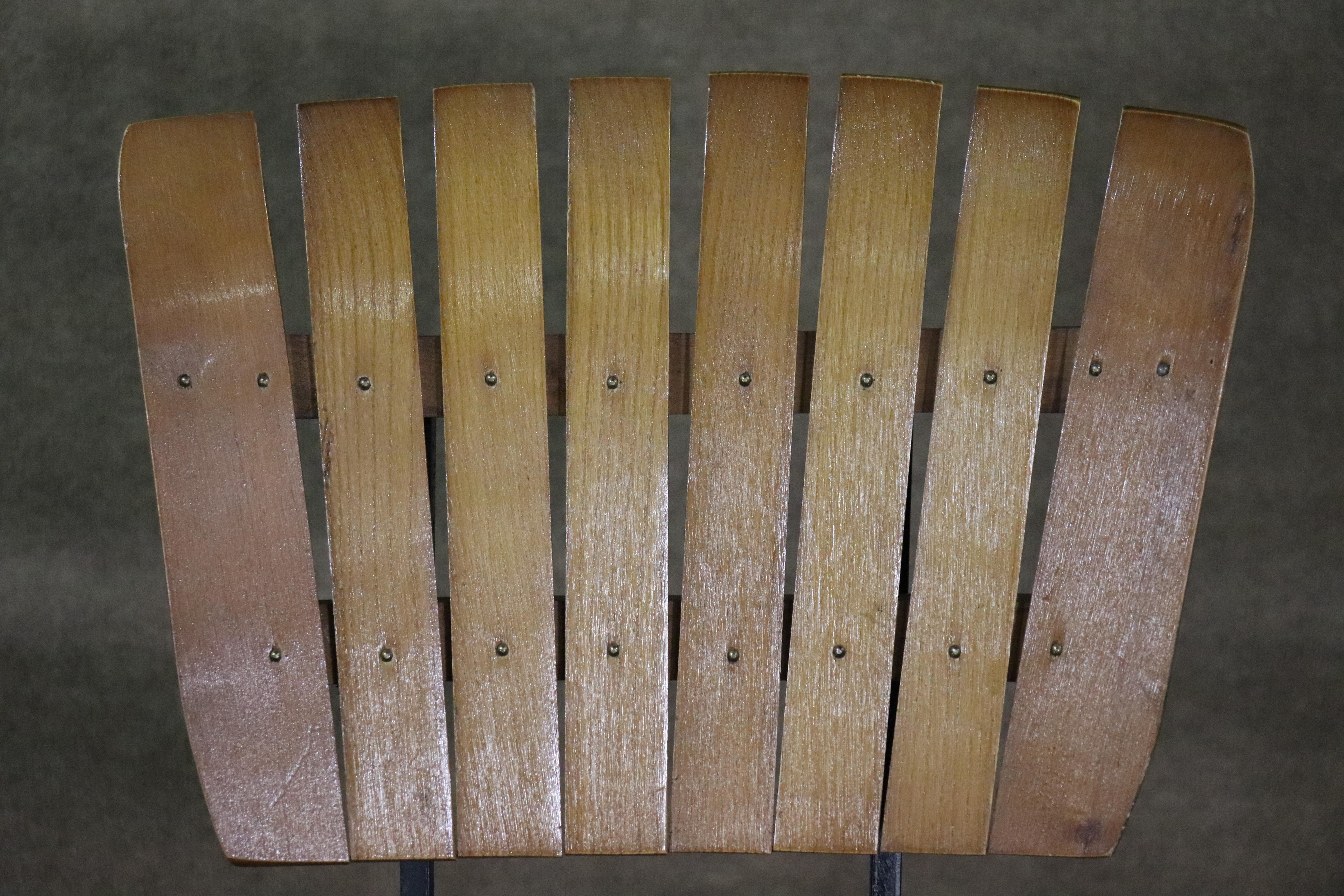 Ensemble de tabourets pivotants en bois à lattes Bon état - En vente à Brooklyn, NY
