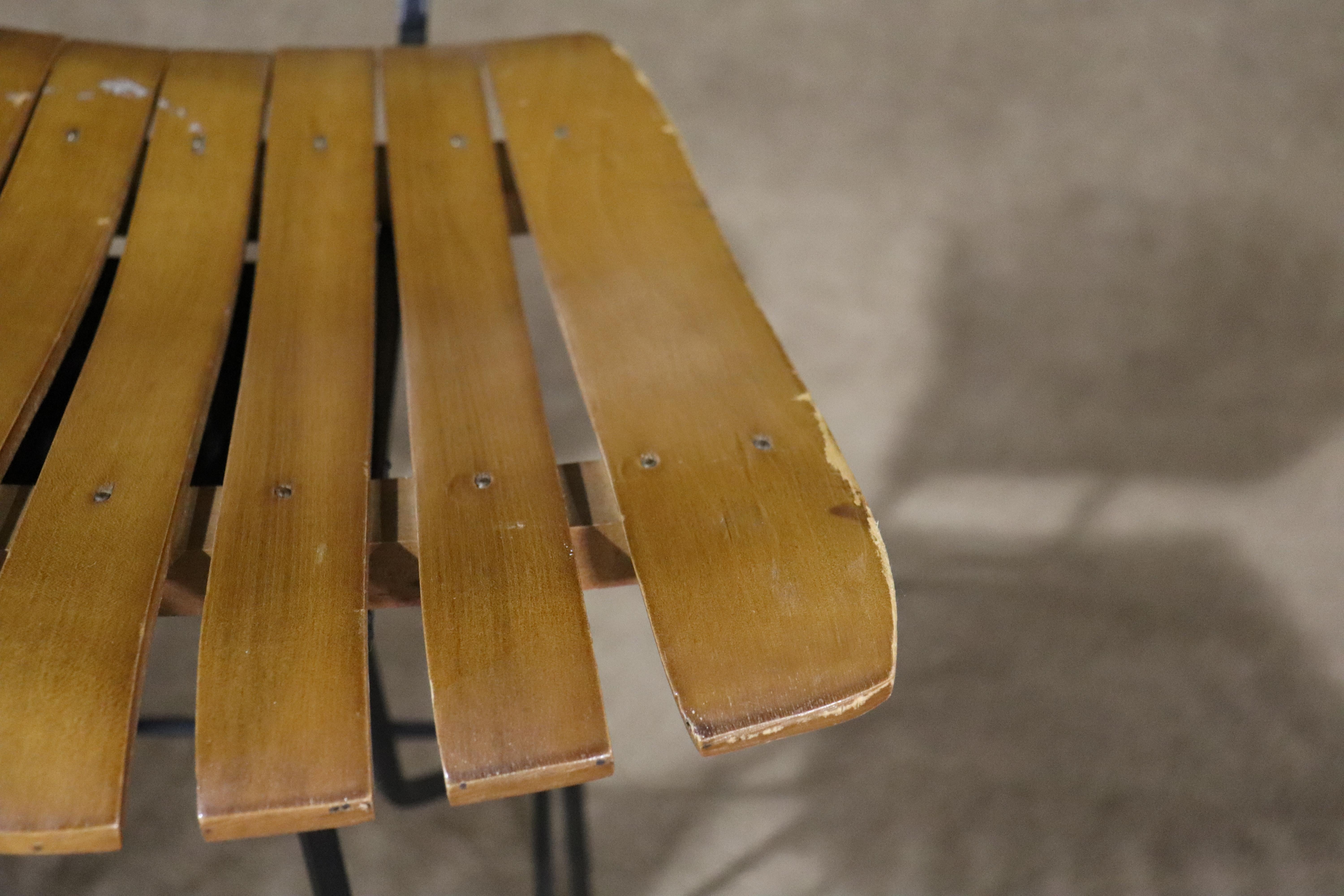 Fer Ensemble de tabourets pivotants en bois à lattes en vente