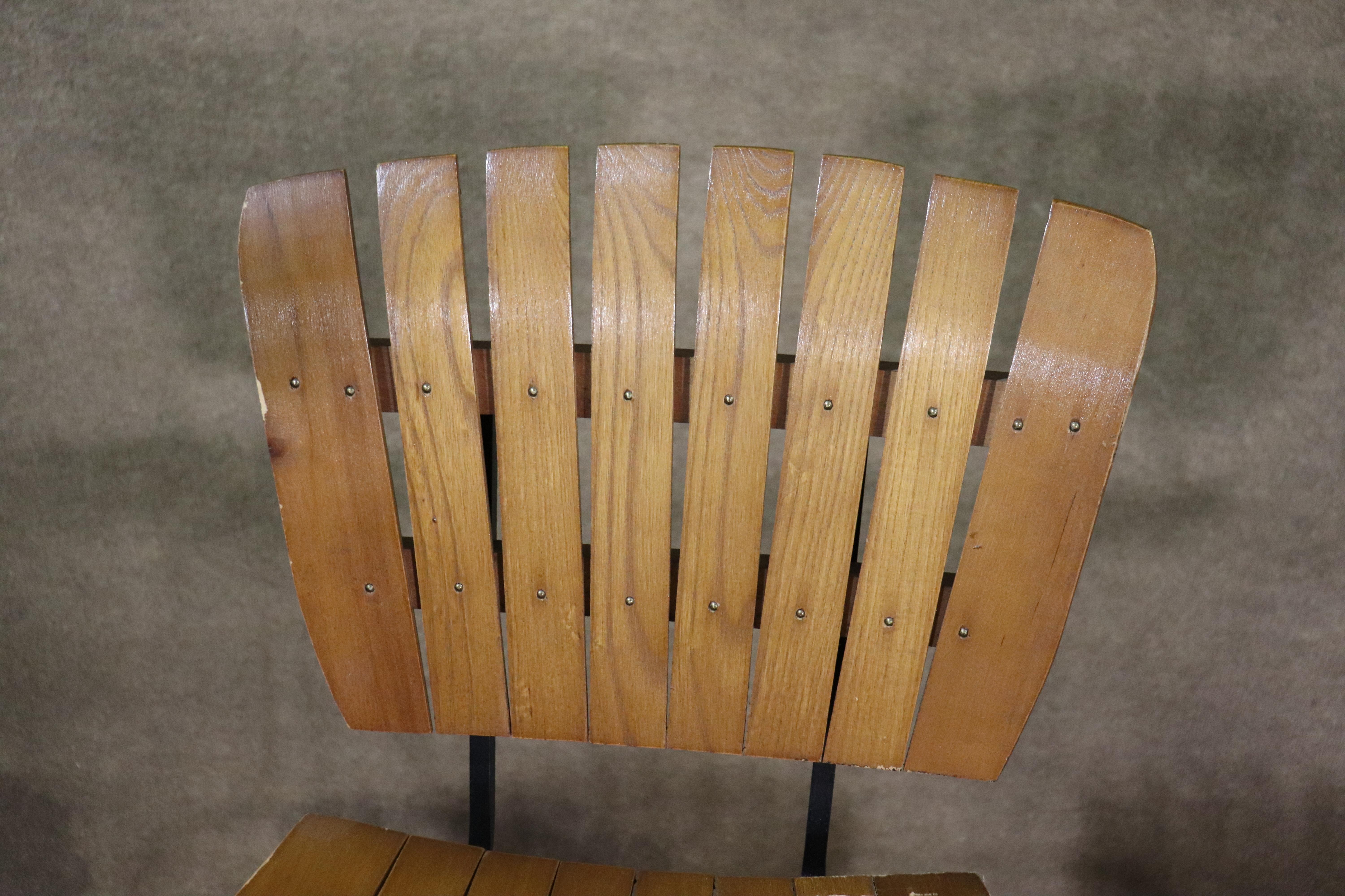 Ensemble de tabourets pivotants en bois à lattes en vente 2