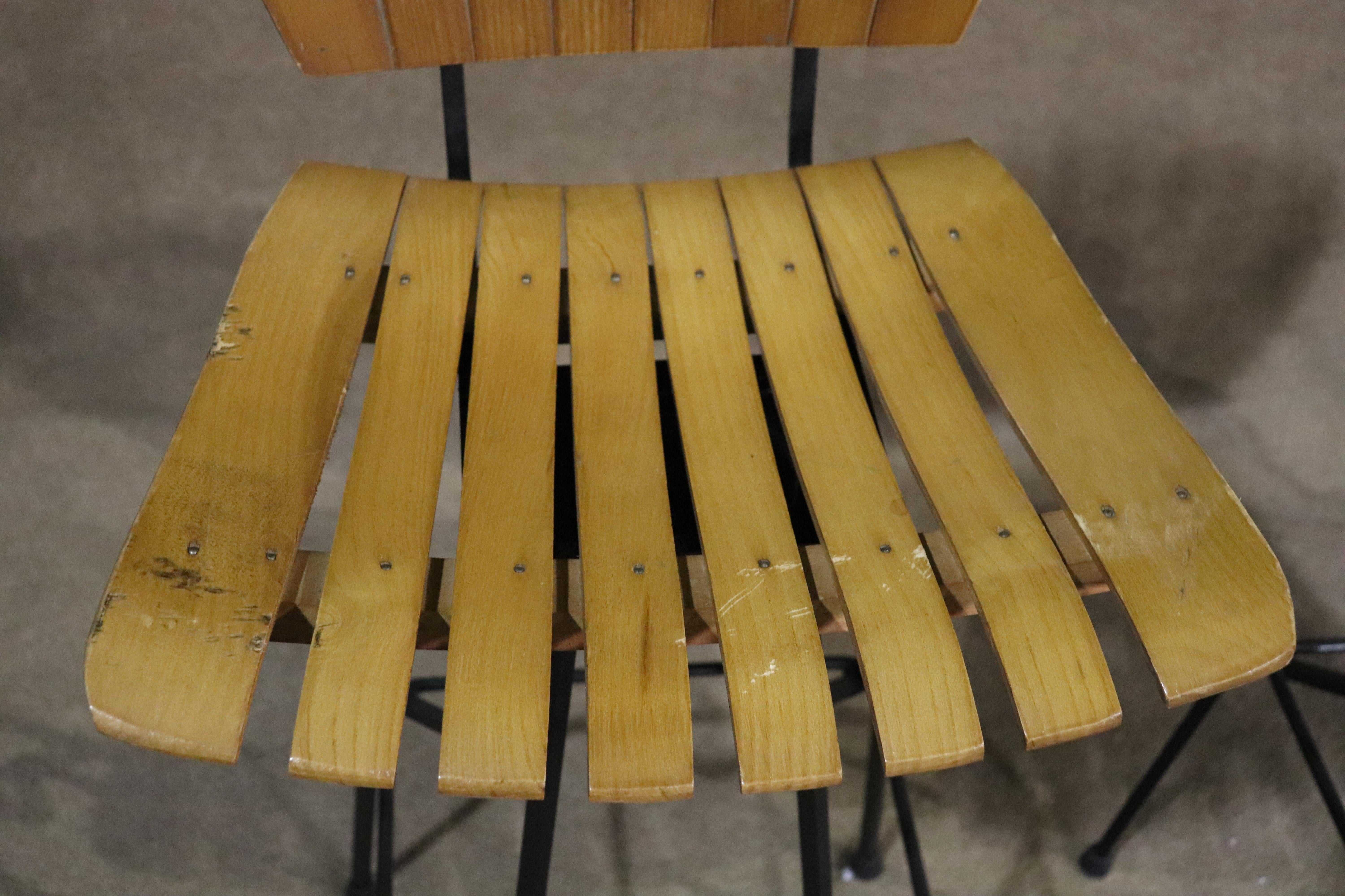 Ensemble de tabourets pivotants en bois à lattes en vente 3