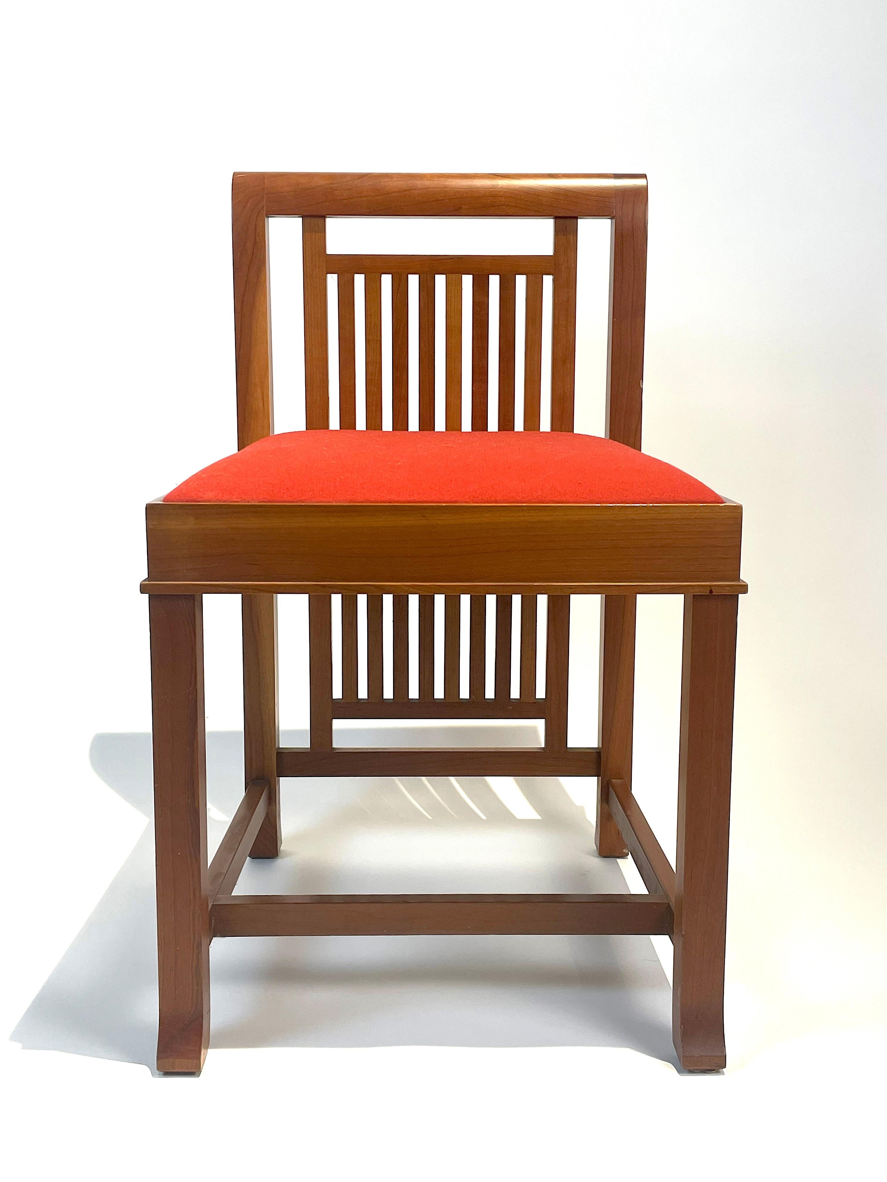 Set aus Tisch und 8 Stühlen von F. Lloyd Wright für CASSINA, 1980er Jahre (Ende des 20. Jahrhunderts) im Angebot