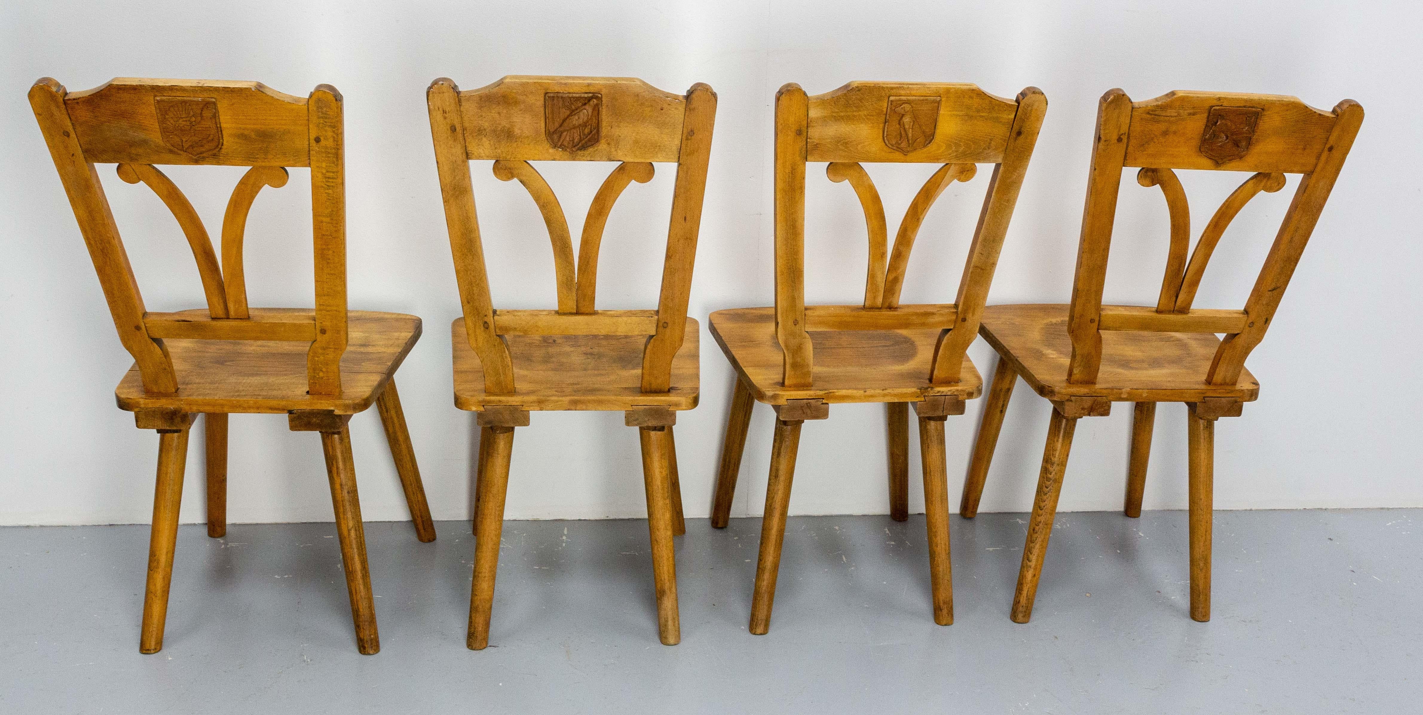 Set aus Tisch und vier Stühlen aus Eiche mit Jagdthema, Frankreich, Mitte des 20. Jahrhunderts im Angebot 9
