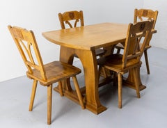 Ensemble de table et quatre chaises en chêne sur le thème de la chasse, France, milieu du 20e siècle