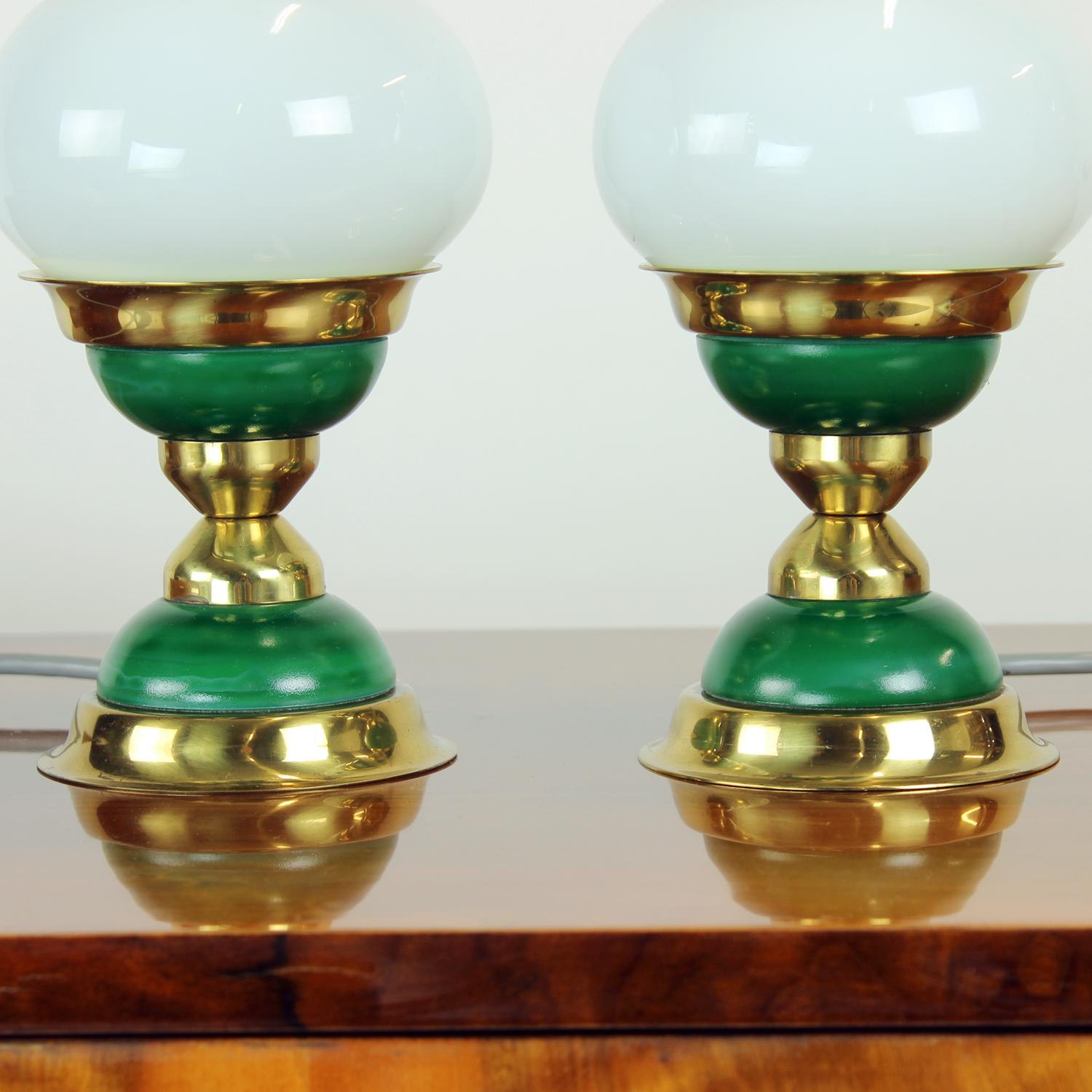 Juego De Lámparas De Mesa De Vidrio Opalino Y Latón, Checoslovaquia 1955 Moderno de mediados de siglo en venta