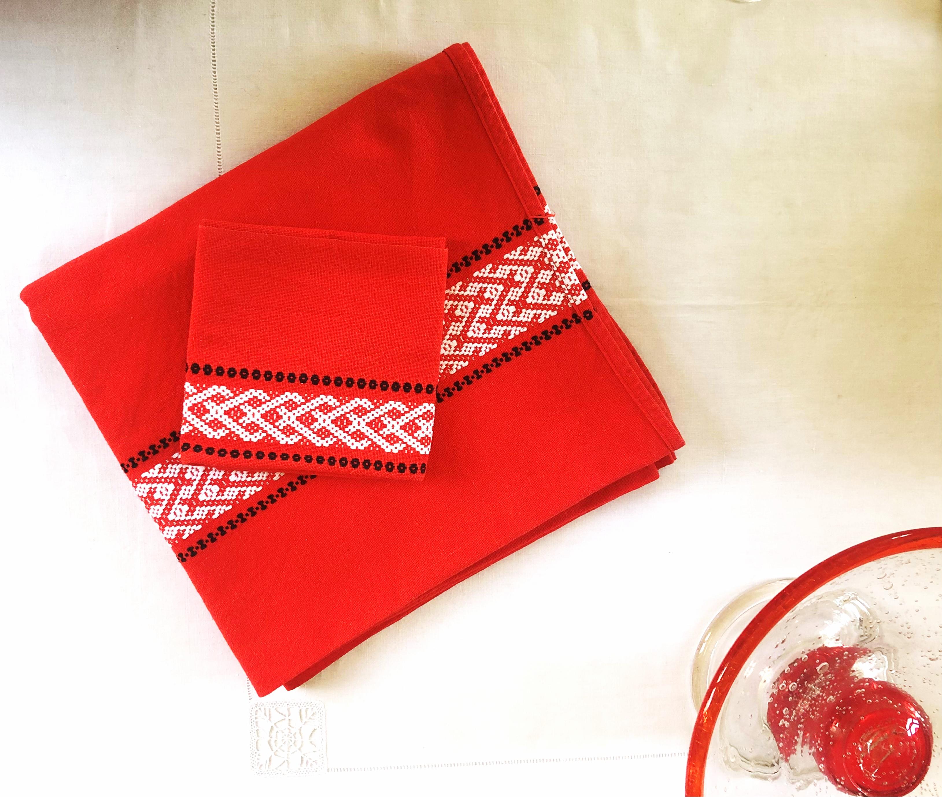 Service including a tablecloth and 6 napkins
Antique Basque cotton linen
Vintage
Nice quality.

This beautiful set consisting of a square tablecloth with its 6 vintage French napkins in red cotton will dress the table. They are woven in the