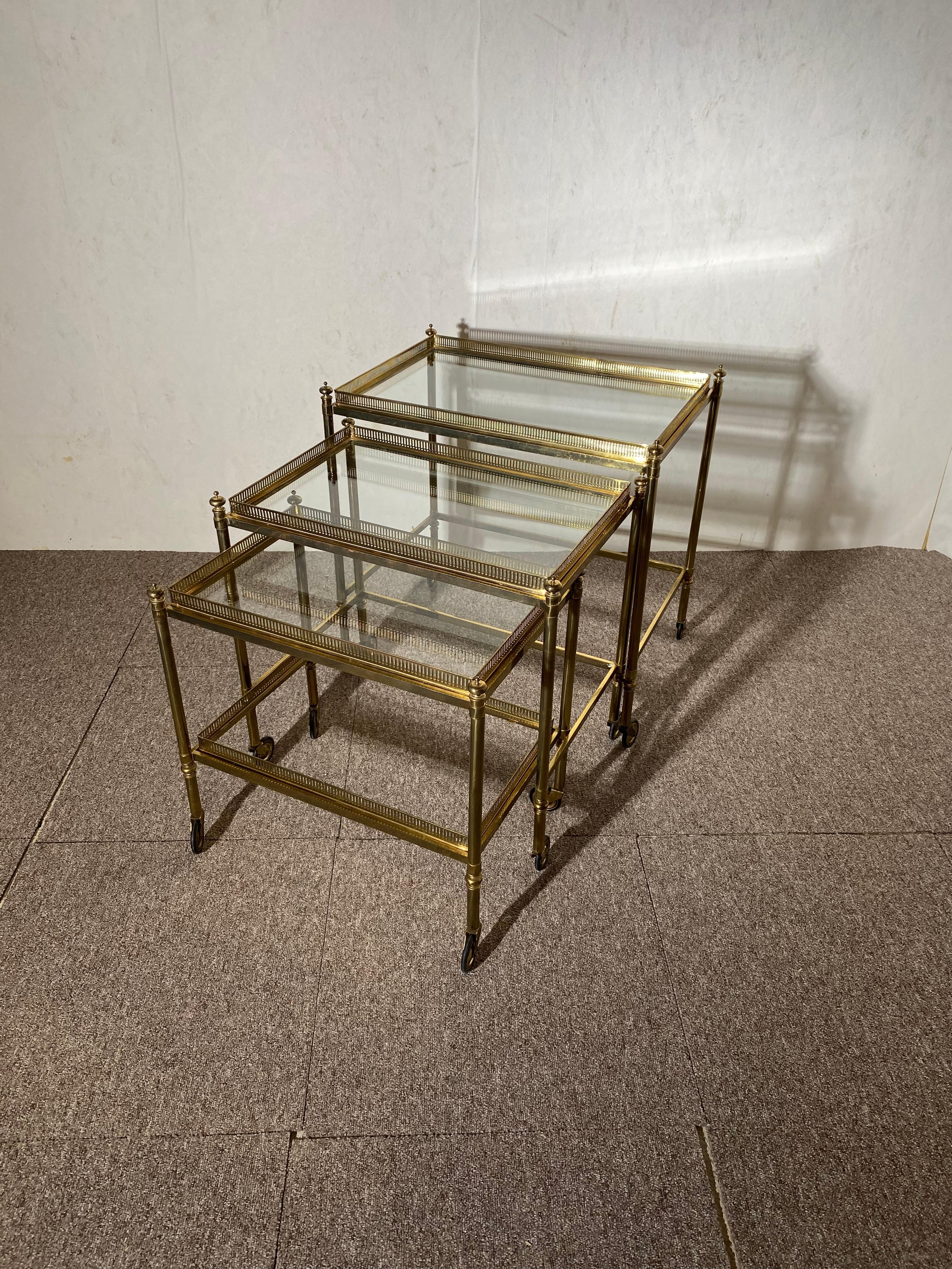 Set of three tables from Maison JANSEN (Paris) Work from the 50s. Removable brass structure. The tables have casters. Four glass tops. Refined work.
La Maison Jansen est une maison de décoration d'intérieur située à Paris en France. Elle a été