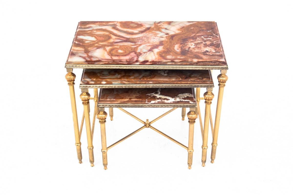 Ensemble de tables avec un plateau en pierre et des pieds en laiton.

Dimensions :

Dimensions : hauteur 45 cm / largeur 56 cm / profondeur 35 cm

Moyen : hauteur 39 cm / largeur 47 cm / profondeur 35 cm

Petit : hauteur 31 cm / largeur 35 cm /
