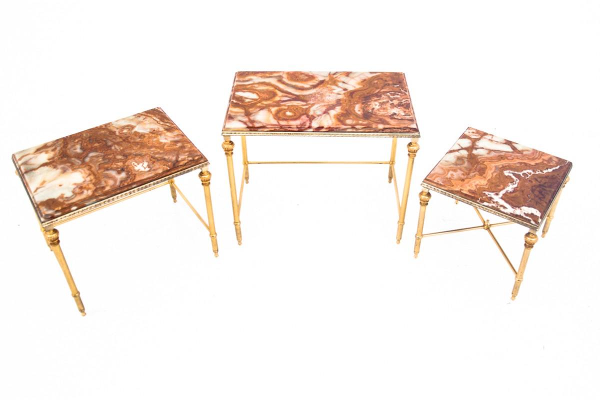 Français Ensemble de tables avec un plateau en marbre, France. en vente