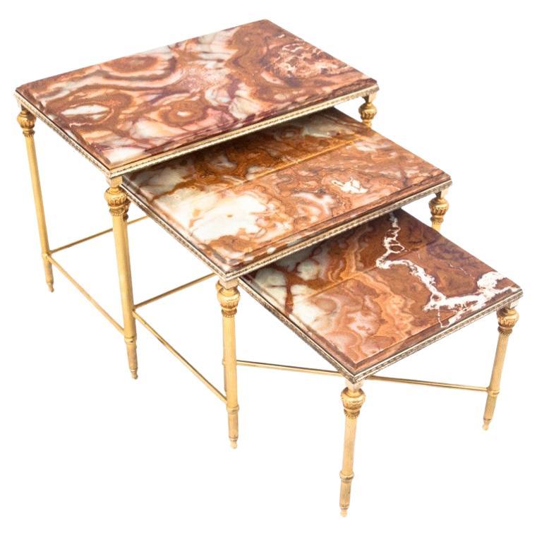 Ensemble de tables avec un plateau en marbre, France. en vente