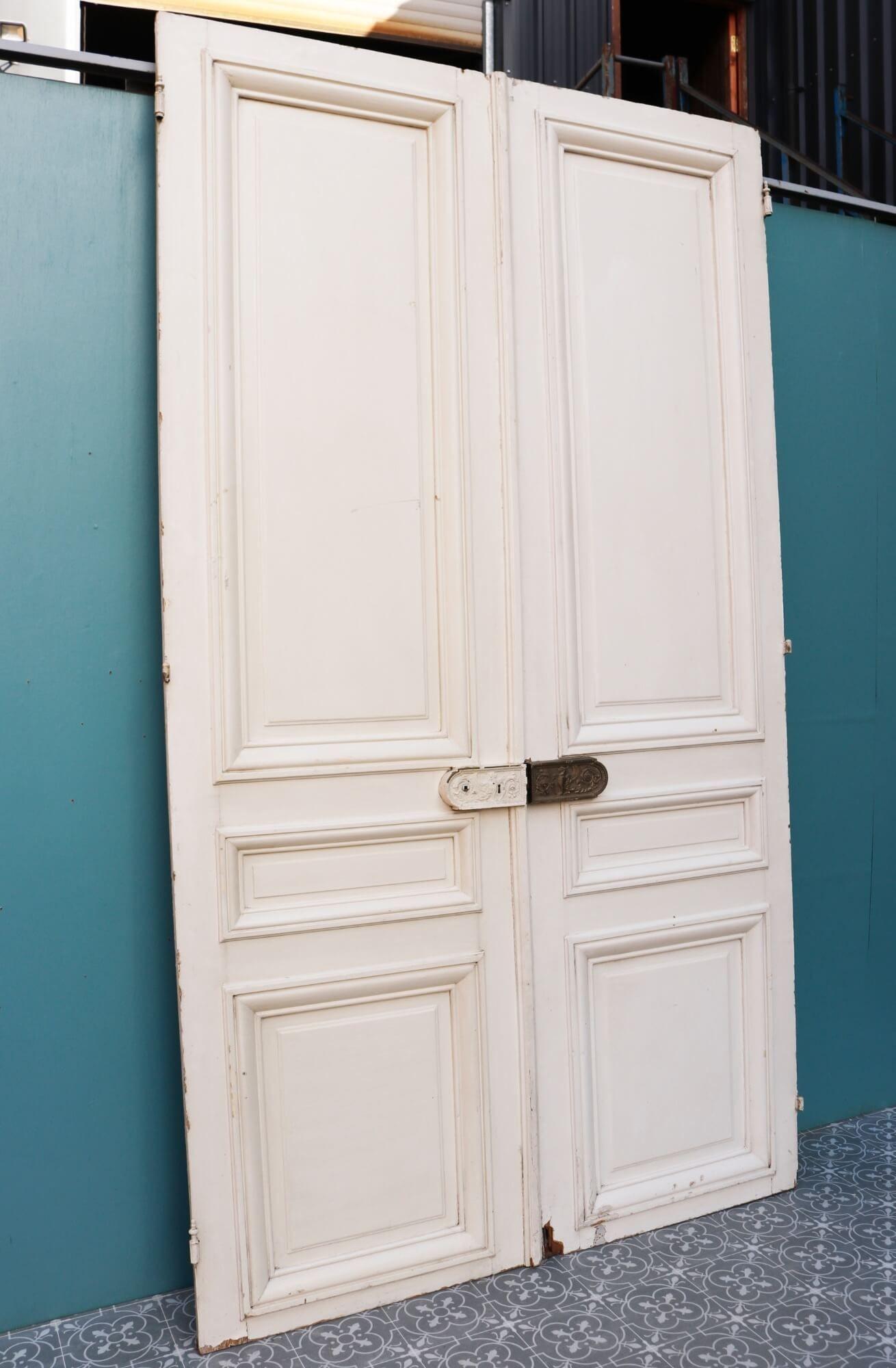 XIXe siècle Ensemble de grandes portes doubles anciennes de style Louis XVI en vente
