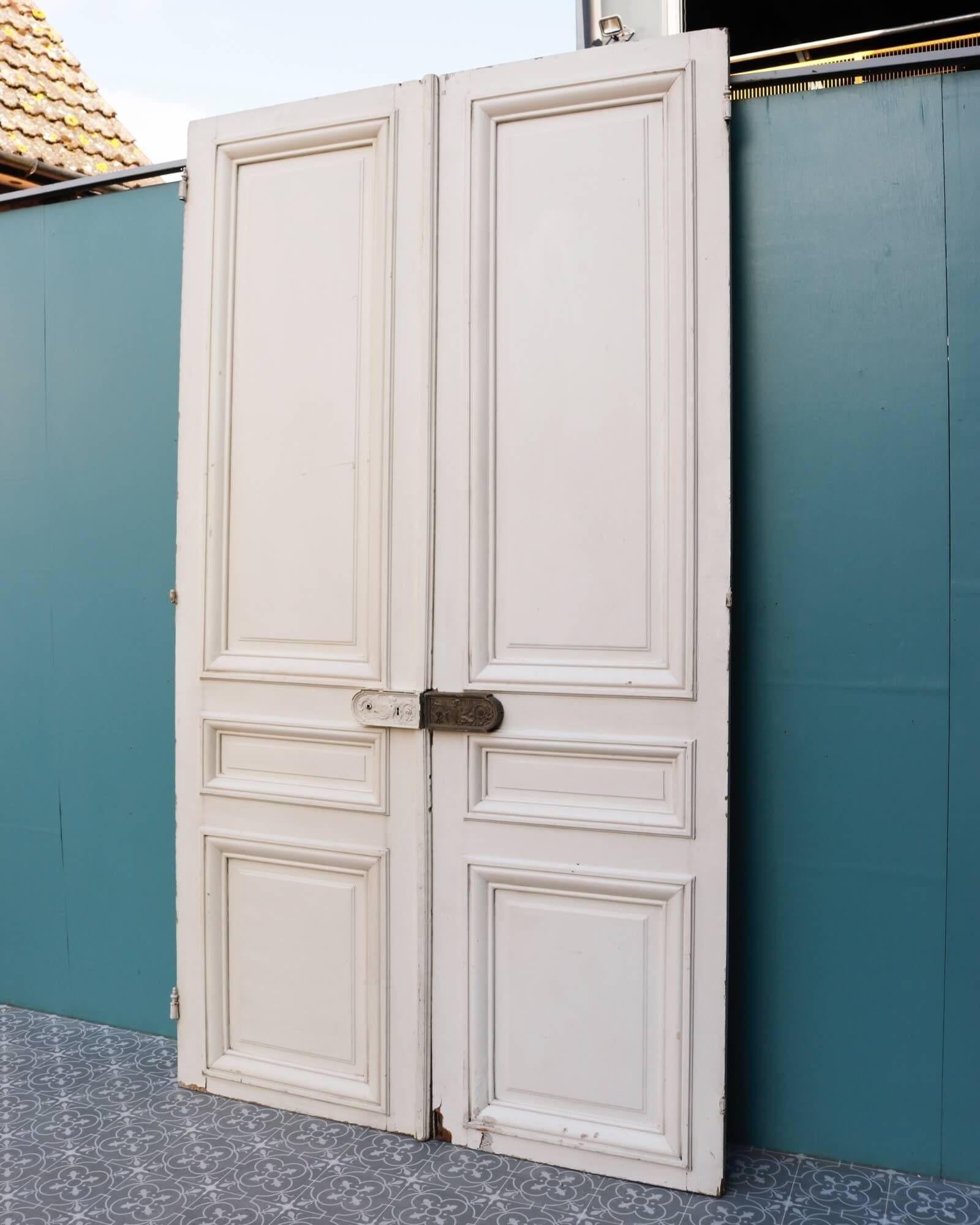Bois Ensemble de grandes portes doubles anciennes de style Louis XVI en vente