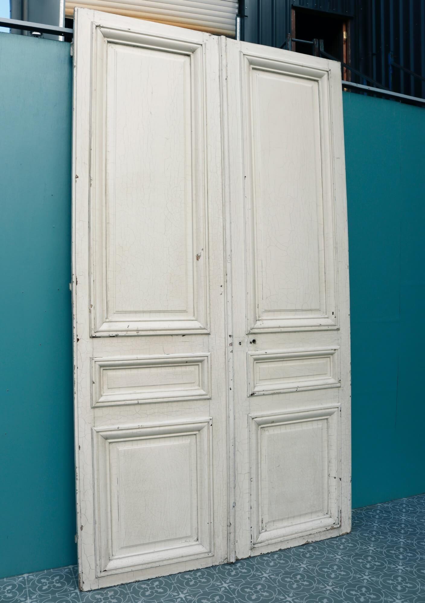 Ensemble de grandes portes doubles anciennes de style Louis XVI en vente 2