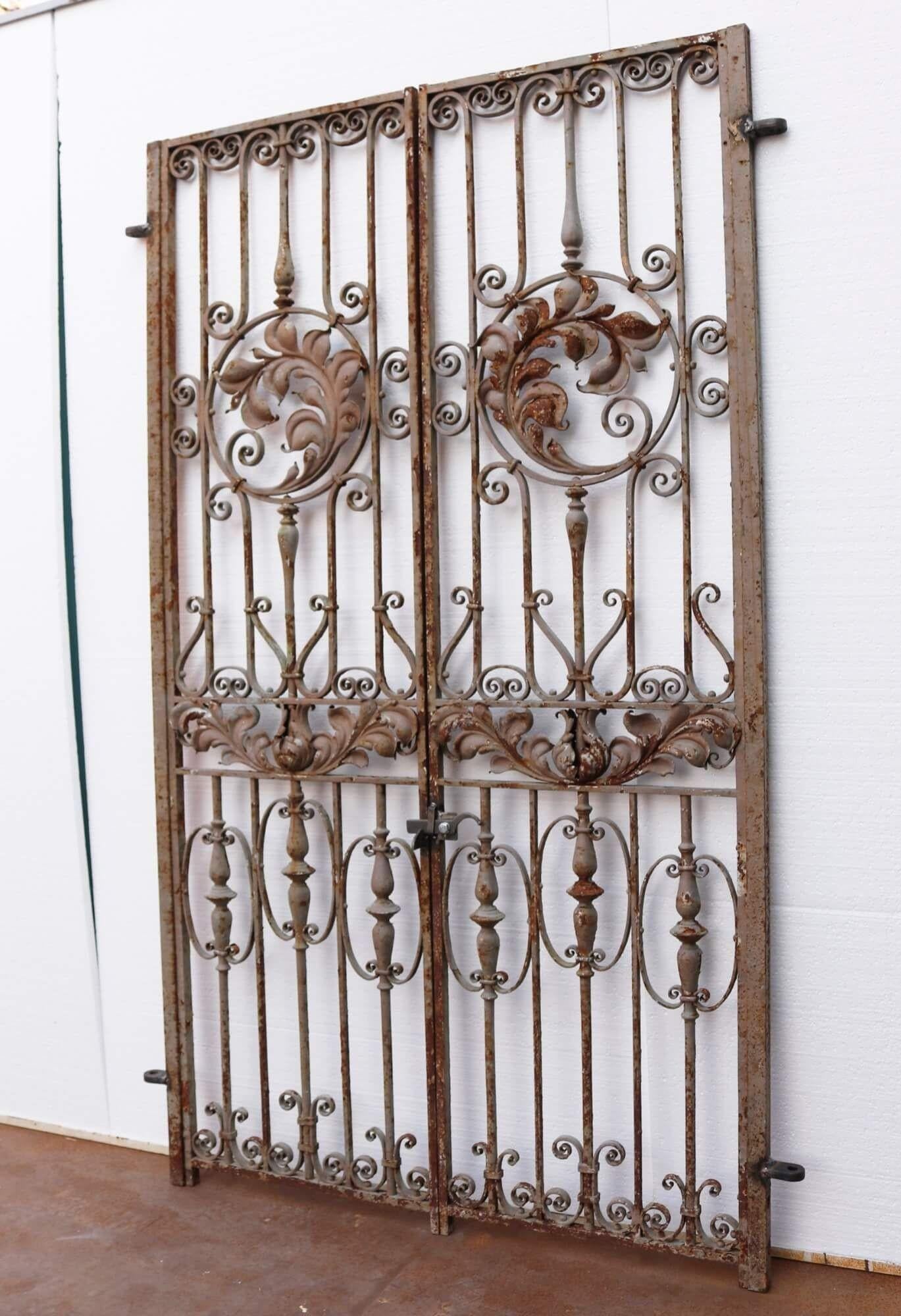 Français Ensemble de grandes portes latérales en fer forgé ancien français en vente