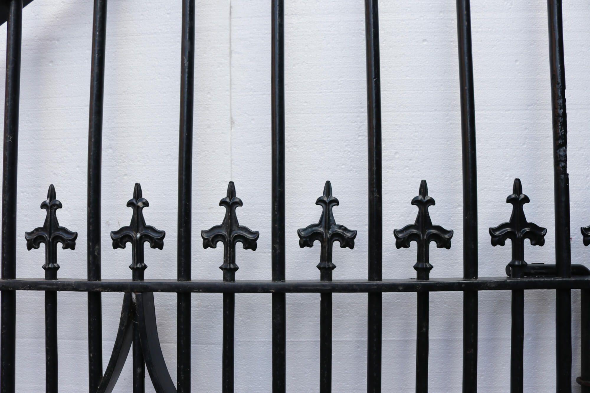 English Set of Tall Wrought Iron Driveway Gates 305 cm (10ft) For Sale