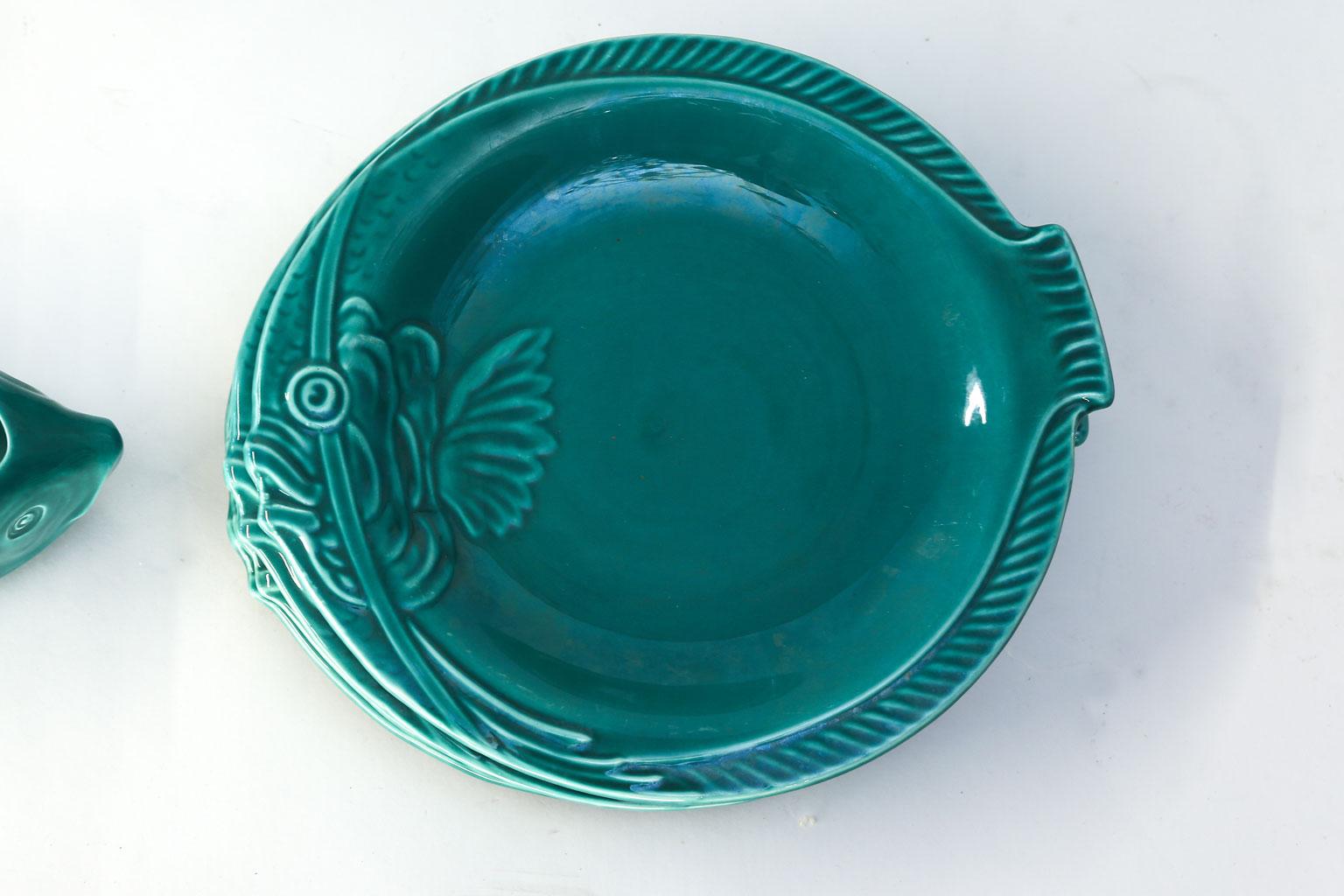 Set of teal fish-shape ceramic dishware from the South of France: ten plates, one round platter, one long large platter and one saucière, (mid-20th century).

Plates measure: 0.88 inches high x 11.25 inches wide x 10.13 inches deep
Round platter