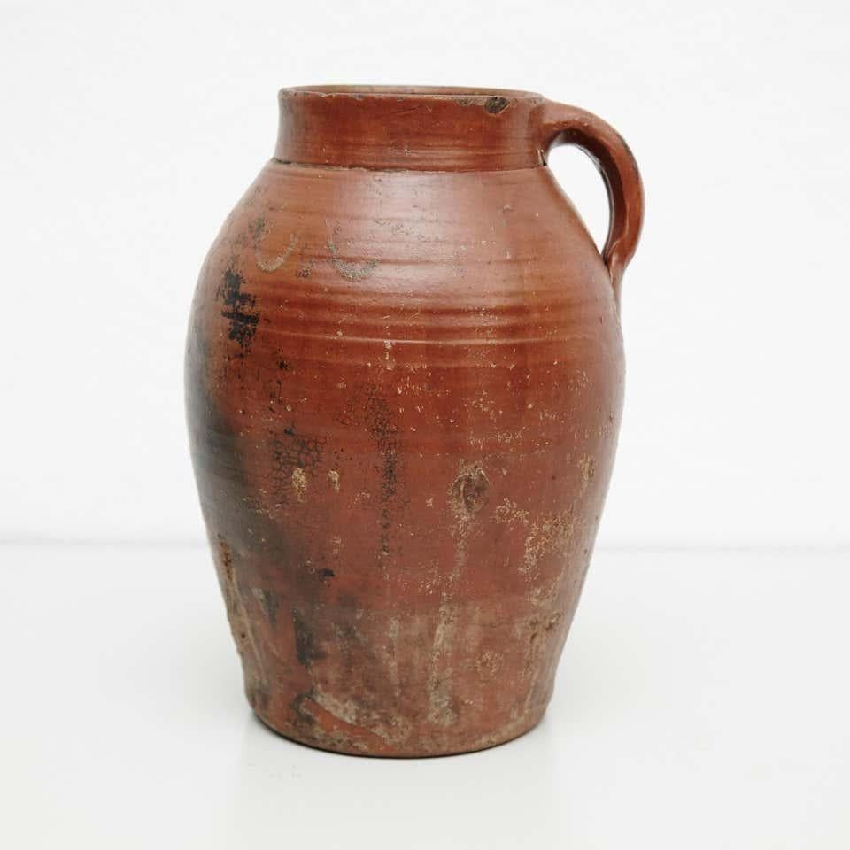 Set di due ceramiche tradizionali rustiche dipinte a mano dell'inizio del XX secolo.  Di un artigiano sconosciuto, Francia.  In condizioni originali, con lievi usure dovute all'età e all'uso, che conservano una bella patina.    Materiali:  Ceramica 
