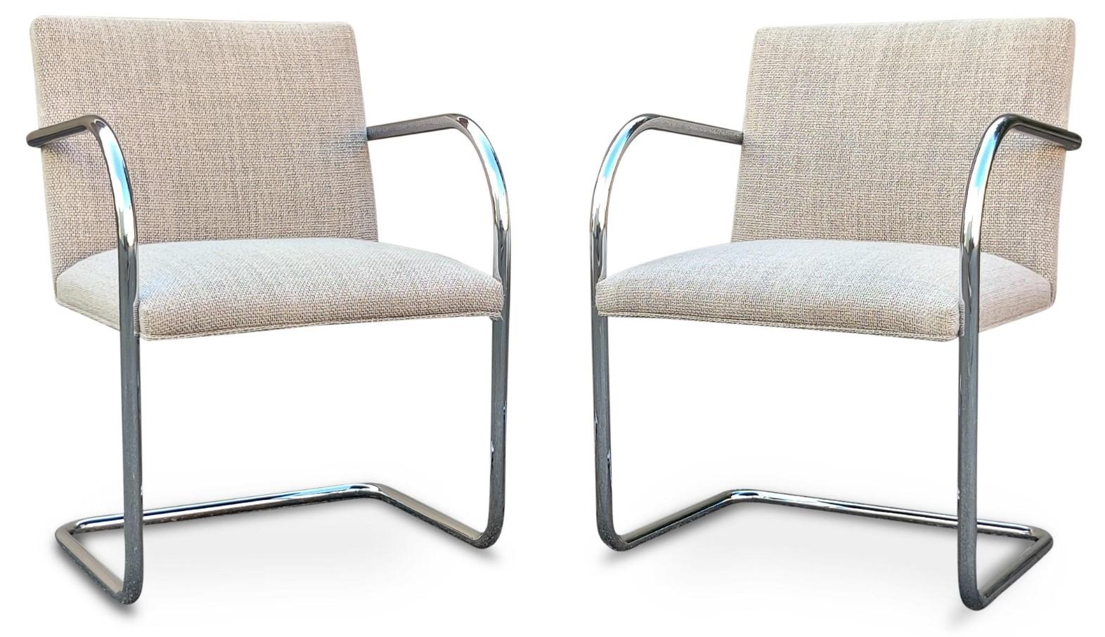 Un delizioso set completo di 10 sedie da pranzo con poltrona Brno, disegnate da Ludwig Mies van der Rohe e prodotte da Knoll. Sono caratterizzati da telai tubolari cromati con tessuto in misto lana grigio chiaro. 

Condizioni di utilizzo leggero. Le