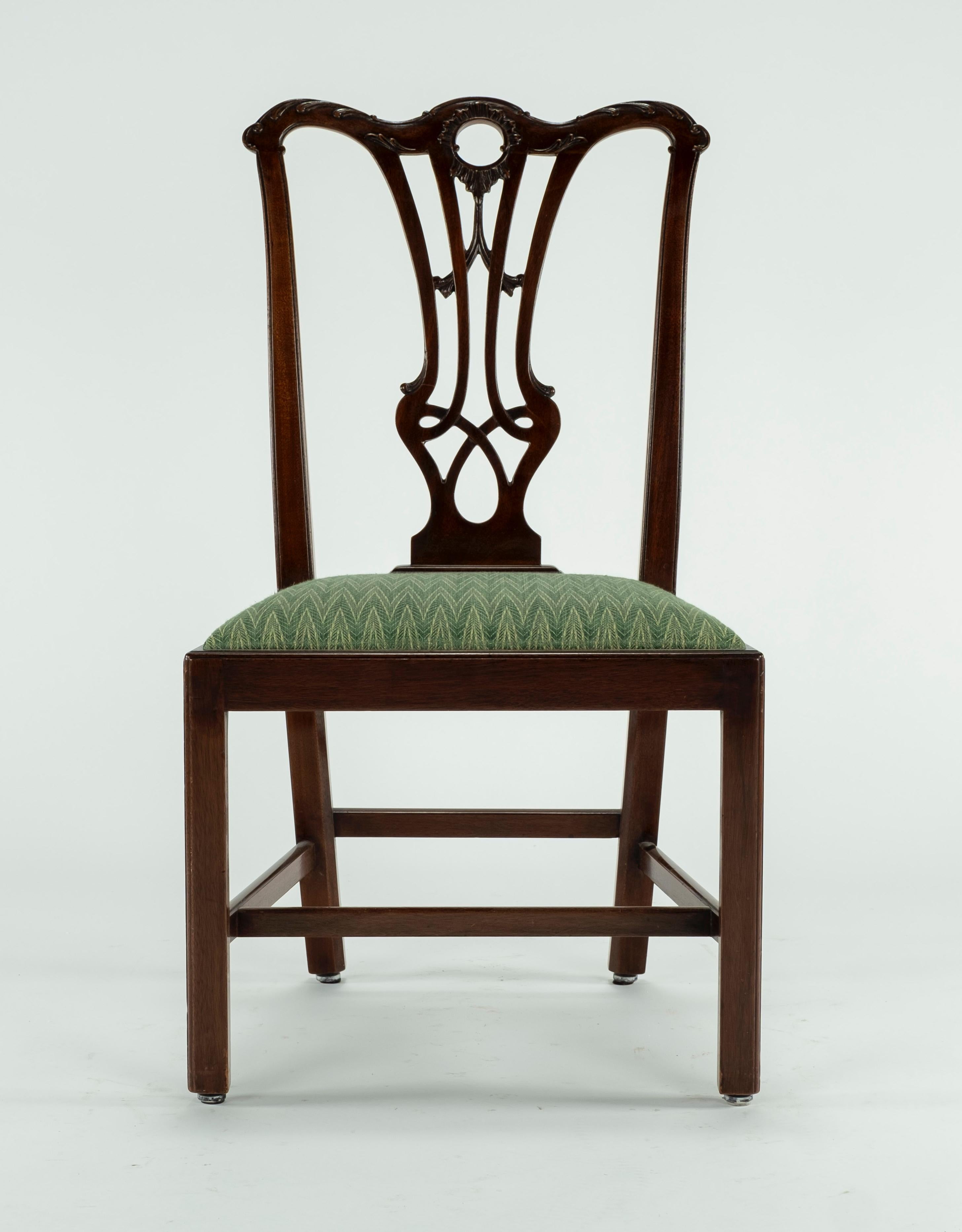 Ensemble de dix chaises de salle à manger en acajou du XVIIIe siècle en vente 4